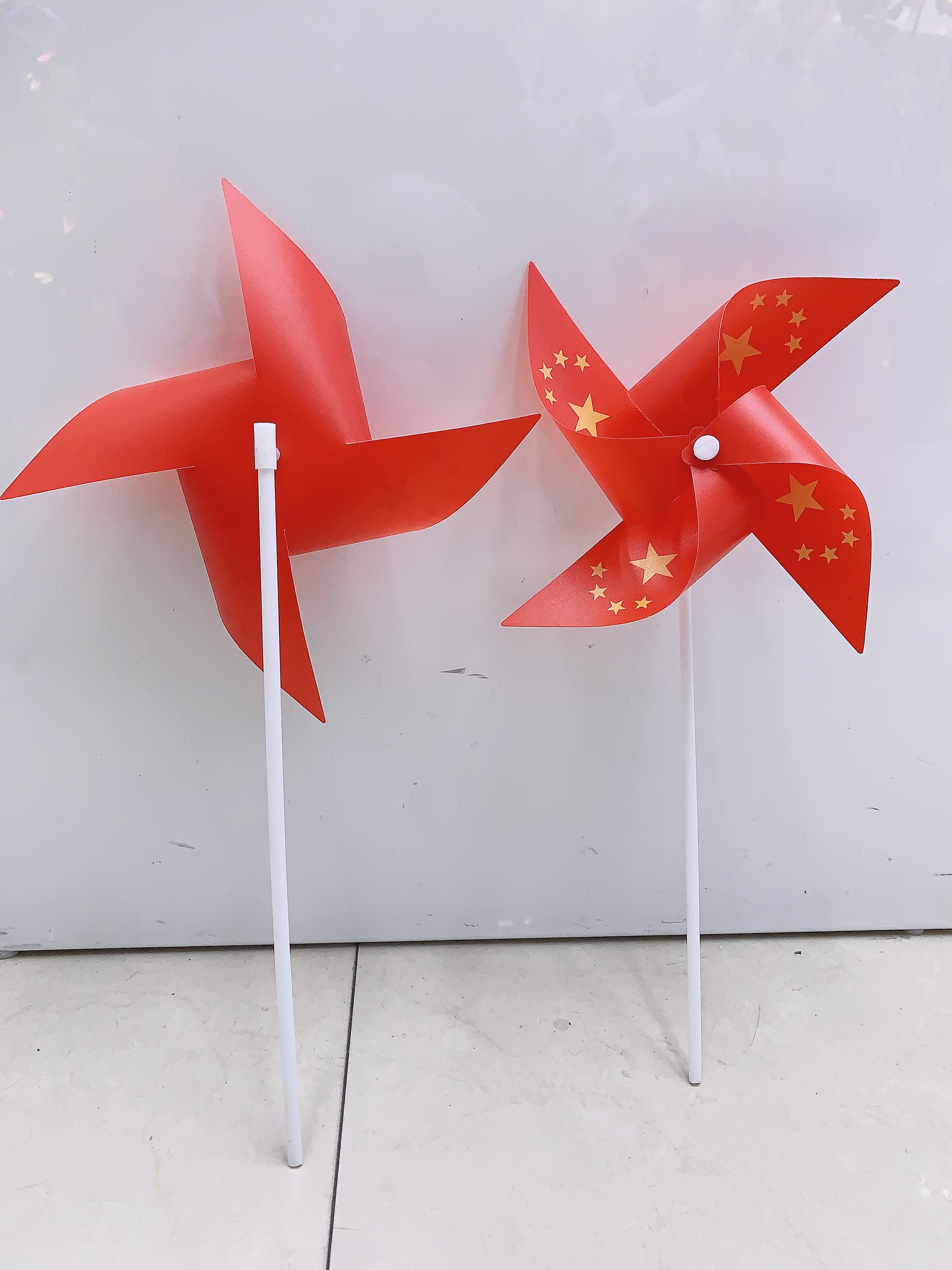 A 23-centimeter four-cornered national flag in the shape of a small windmill, detachable and easy to assemble, is an excellent item for decorating street shops and celebrating activities during the National Day holiday Specification image