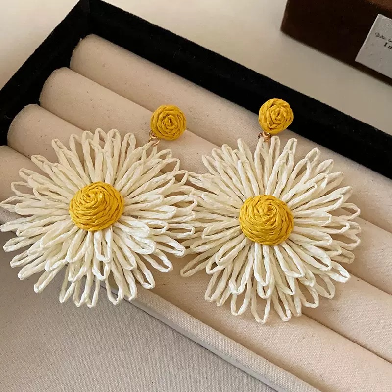 Hand-woven raffia flower earrings, sweet and unique, girlish heart, exaggerated and niche, vacation-style earrings for women