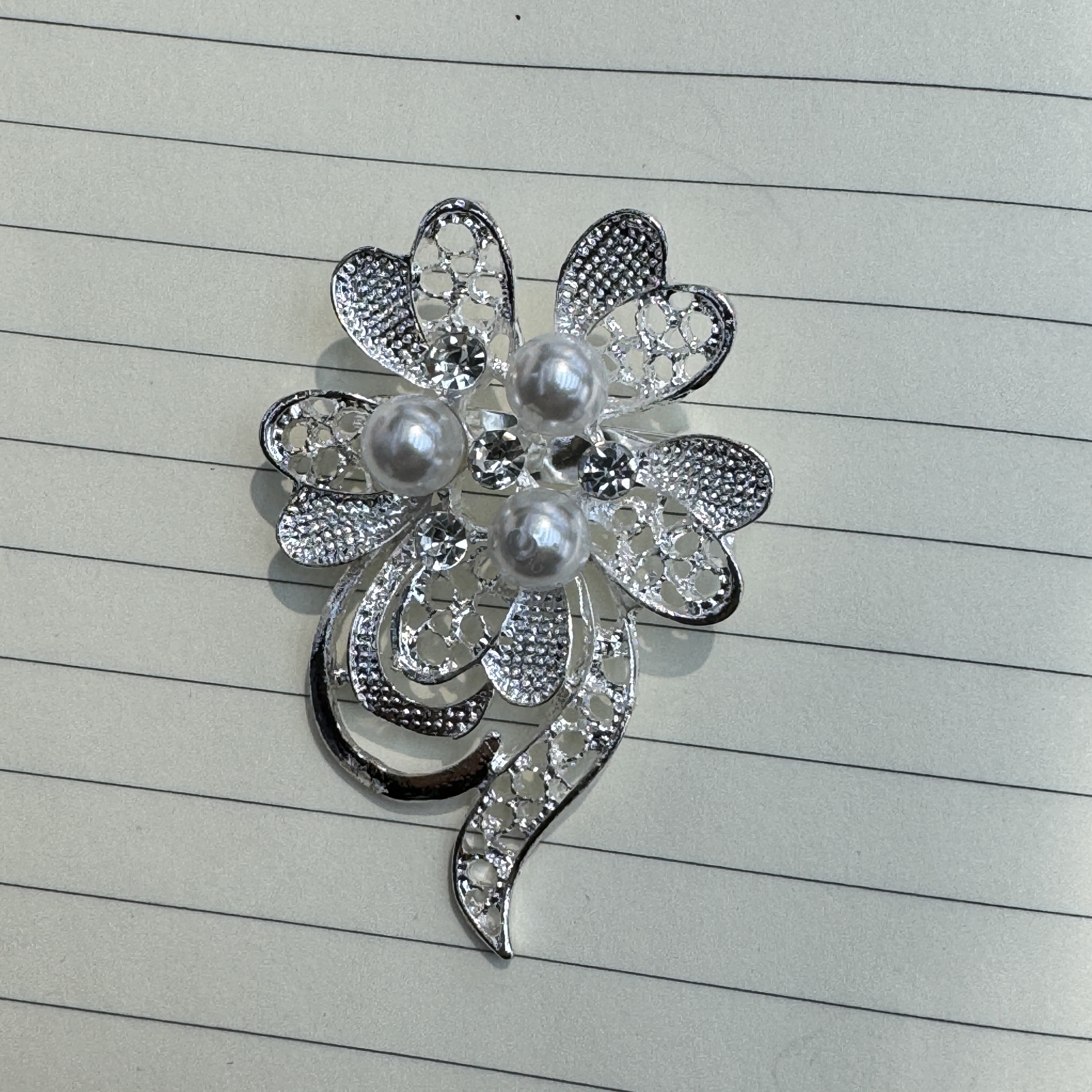 镀银工艺制作珍珠水钻镂空镶嵌大胸针男女通用饰品挂饰