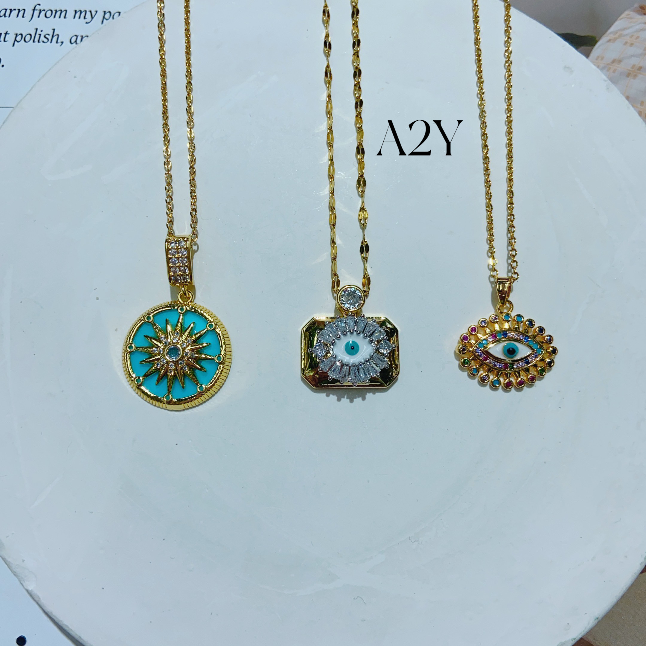 This women's necklace with pearl chains, a stylish and elegant style, is a popular stainless steel and copper gold-plated pendant from the Middle East and Europe. It is a delicate and elegant jewelry gift
