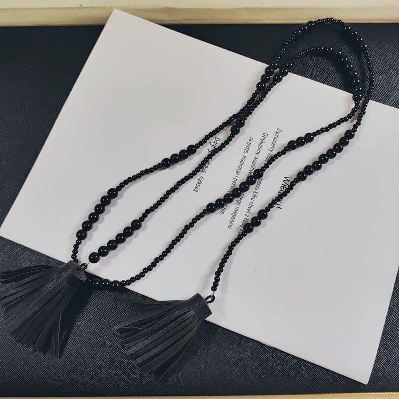 A long black beaded tassel necklace of the same style as Ouyang's, a new Chinese-style small xiang autumn and winter sweater chain neck, as an accessory detail image 4