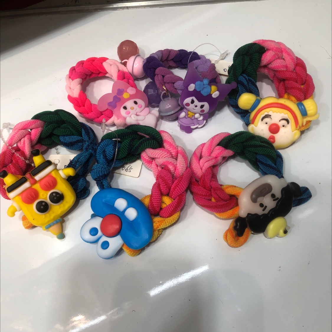 软胶卡通图案编织发圈，图案色泽鲜艳，胶圈经久耐用，扎上此发圈能让你颜值大增