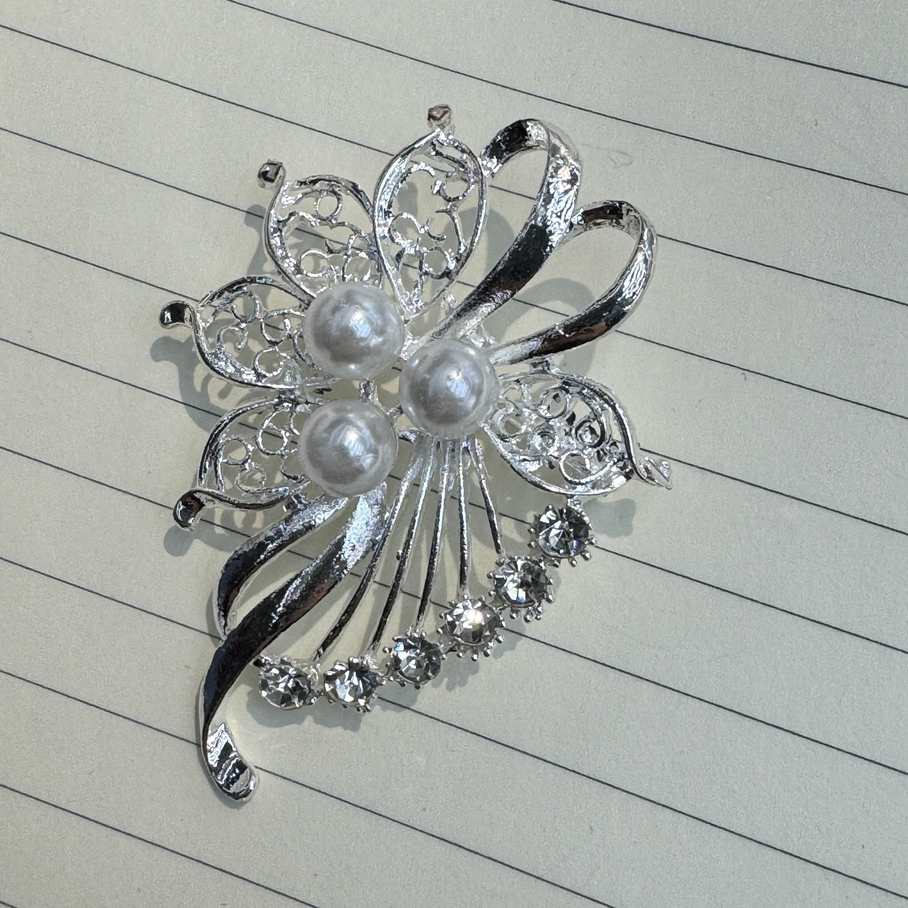 镀银工艺制作珍珠水钻大胸针男女通用饰品挂饰细节图