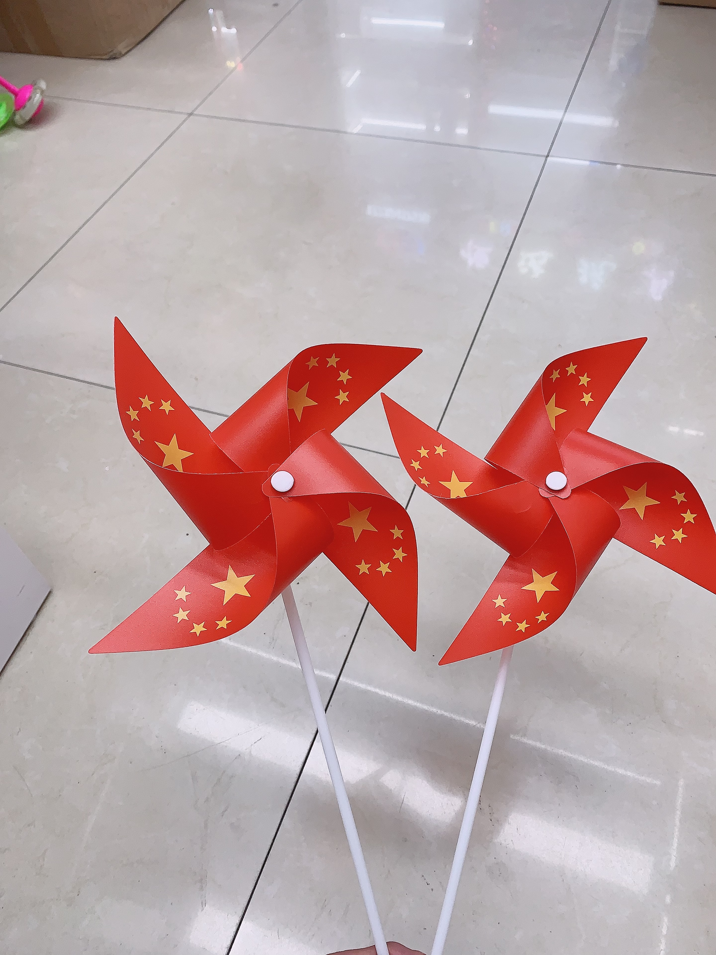 A 23-centimeter four-cornered national flag in the shape of a small windmill, detachable and easy to assemble, is an excellent item for decorating street shops and celebrating activities during the National Day holiday Application Scenario