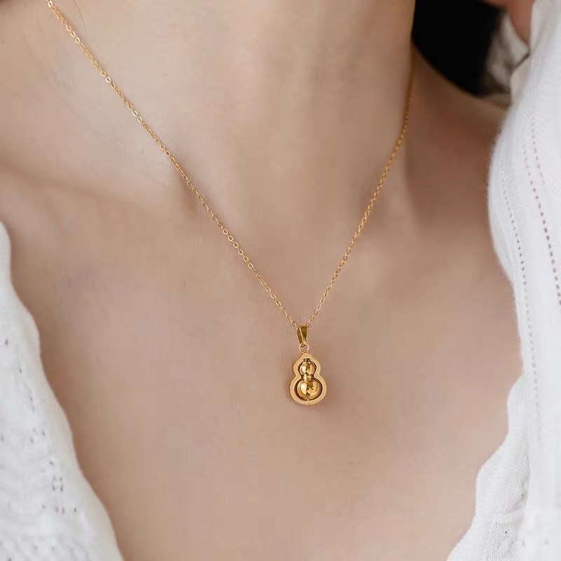 不掉色可水洗~轻奢镀18K金旋转小葫芦吊坠项链女锁骨链毛衣链礼物福禄不掉色可水洗钛钢项链金色旋转葫芦吊坠毛衣链简约轻奢首