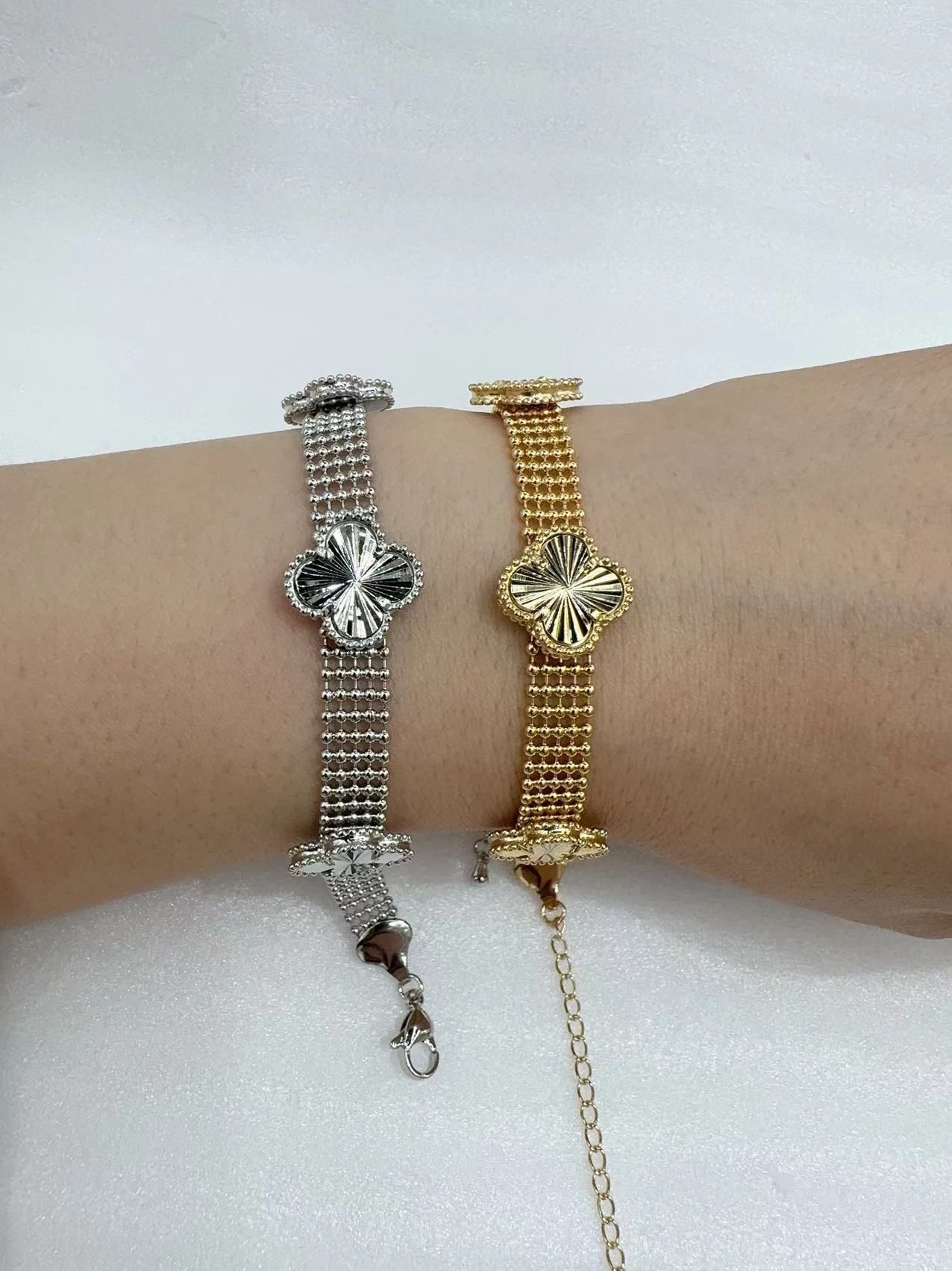 New four-leaf clover necklace 🆚 bracelet. Two colors are available. Copper is in stock Application Scenario