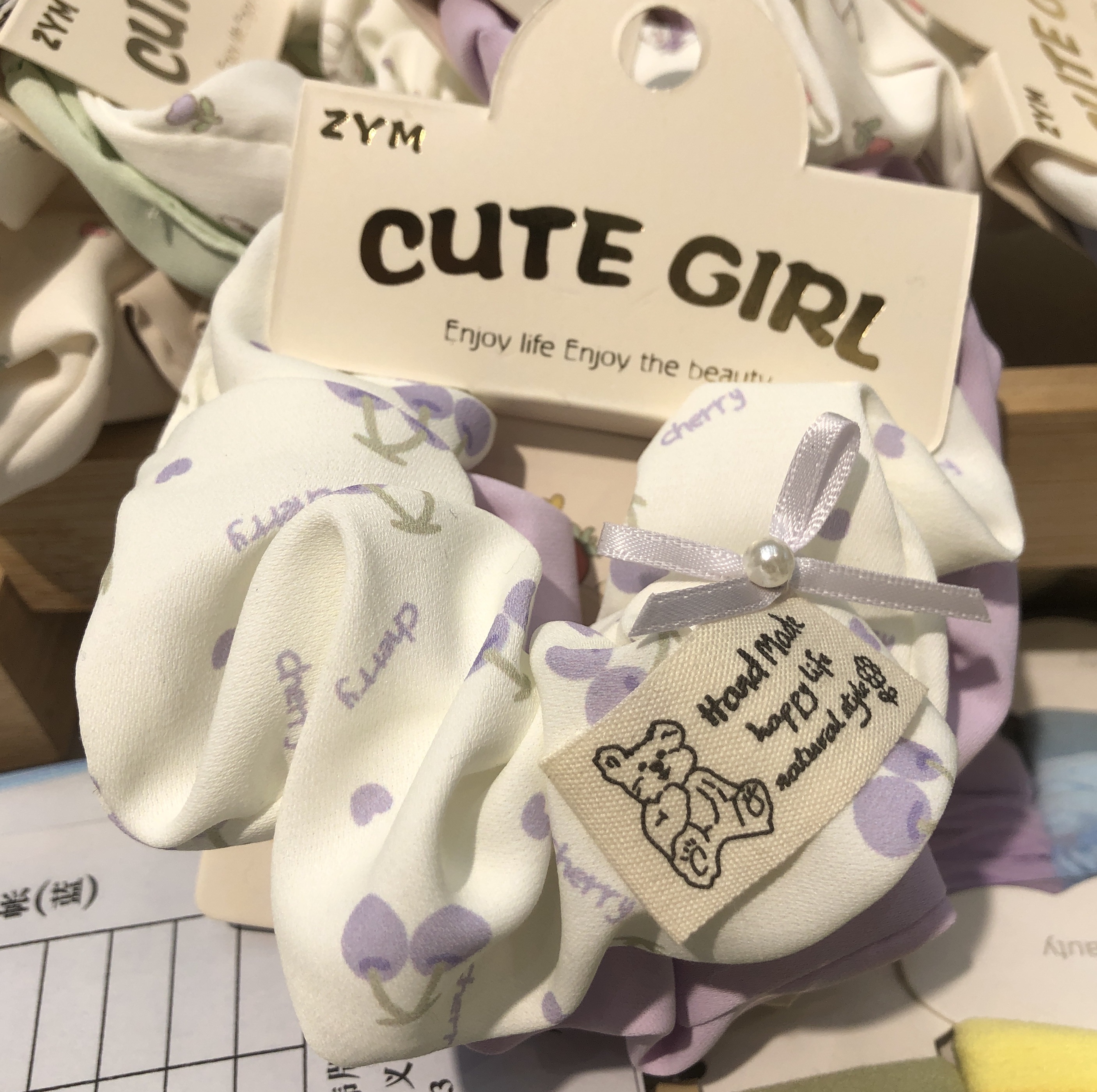 Wholesale of new spring and summer hair accessories: A pair of cute and fresh cartoon bear and flower combinations with large intestine rings and fabric Application Scenario