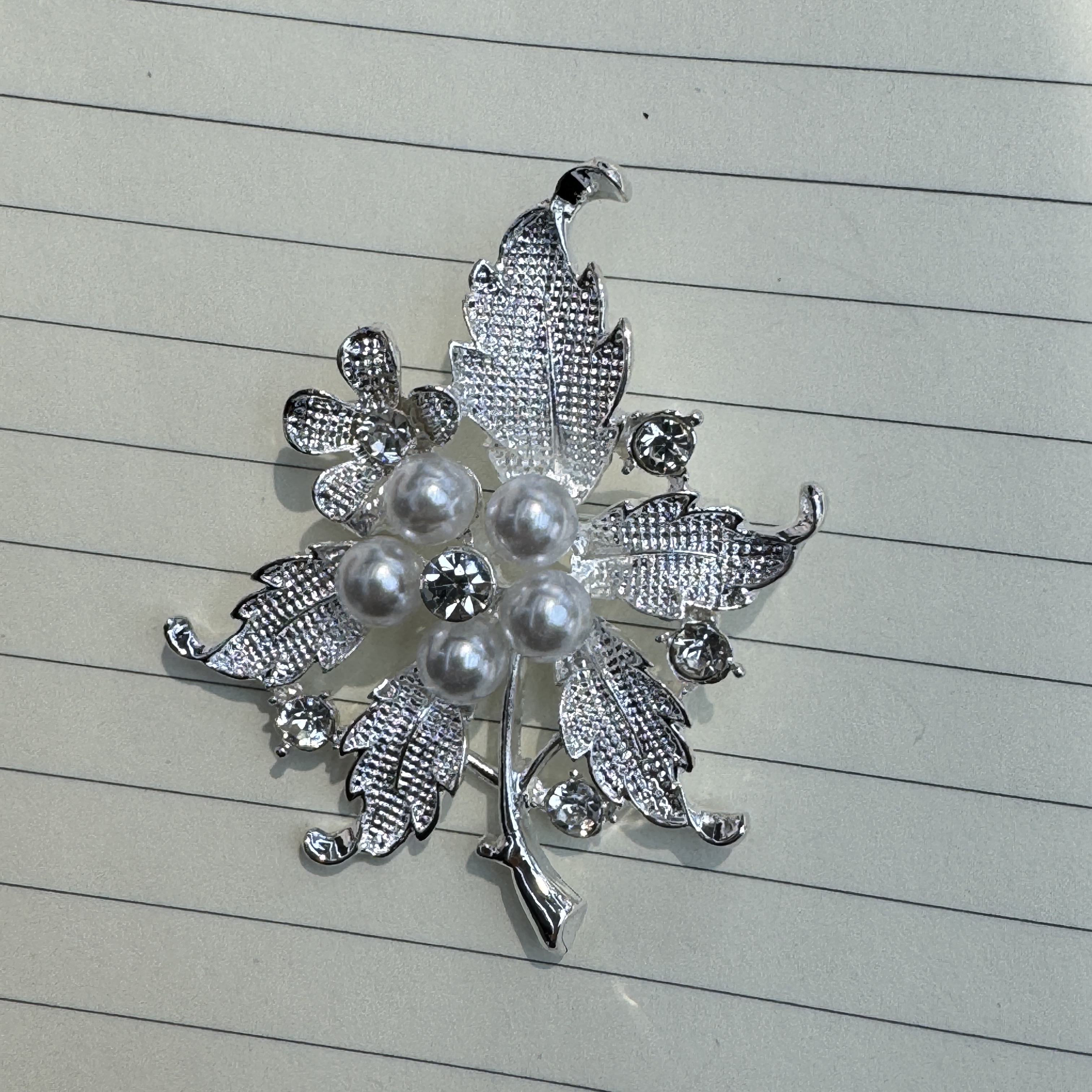 镀银工艺制作珍珠水钻镂空胸针男女通用饰品挂饰产品图