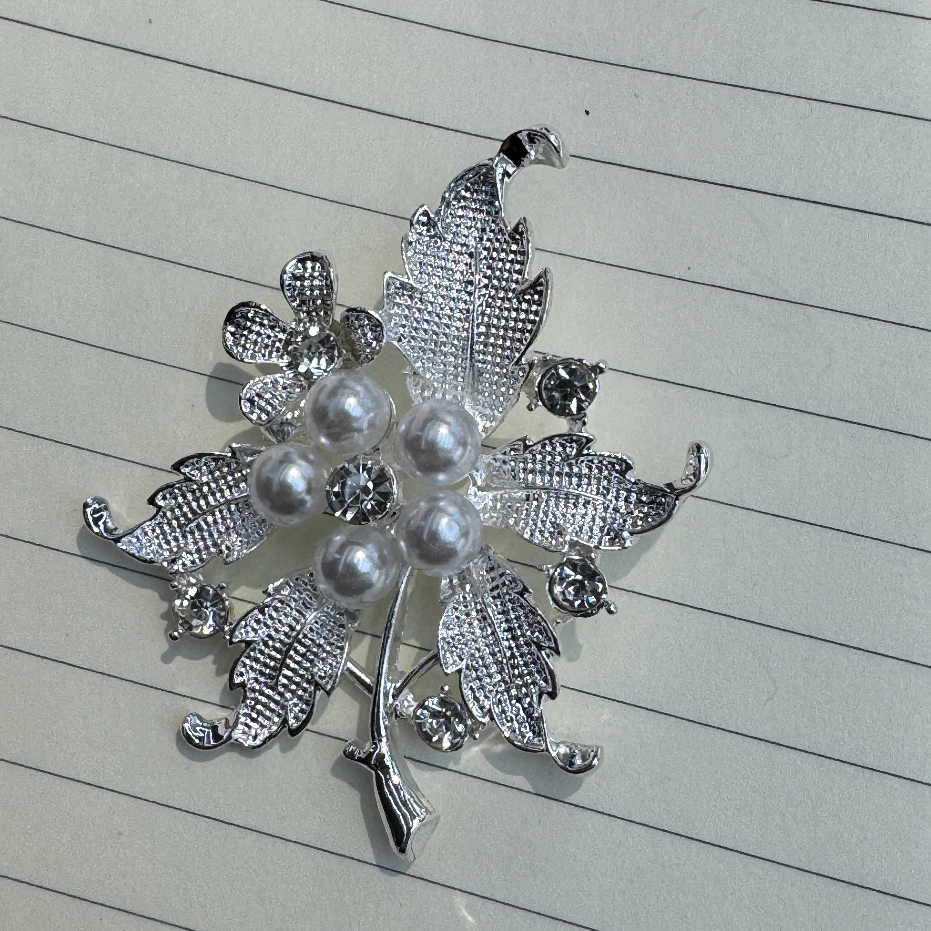 镀银工艺制作珍珠水钻镂空胸针男女通用饰品挂饰