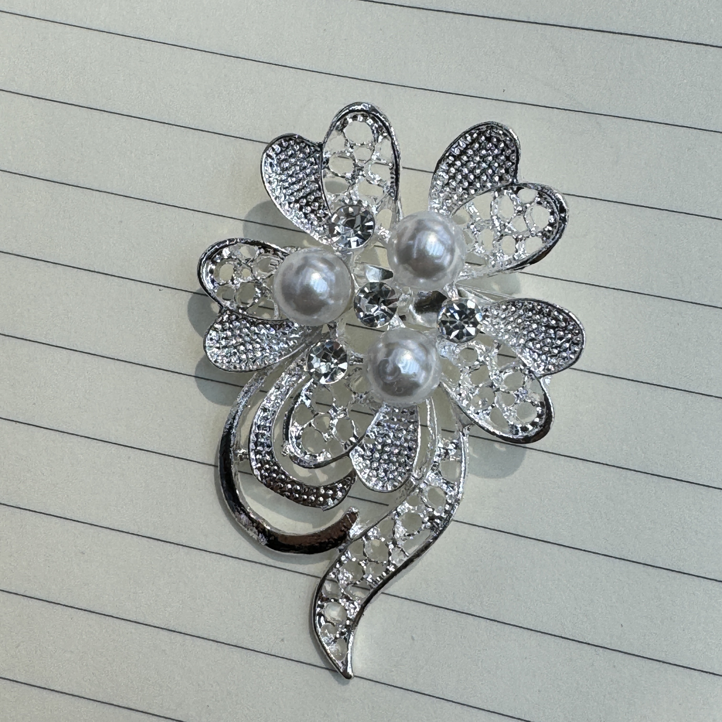 镀银工艺制作珍珠水钻镂空镶嵌大胸针男女通用饰品挂饰细节图