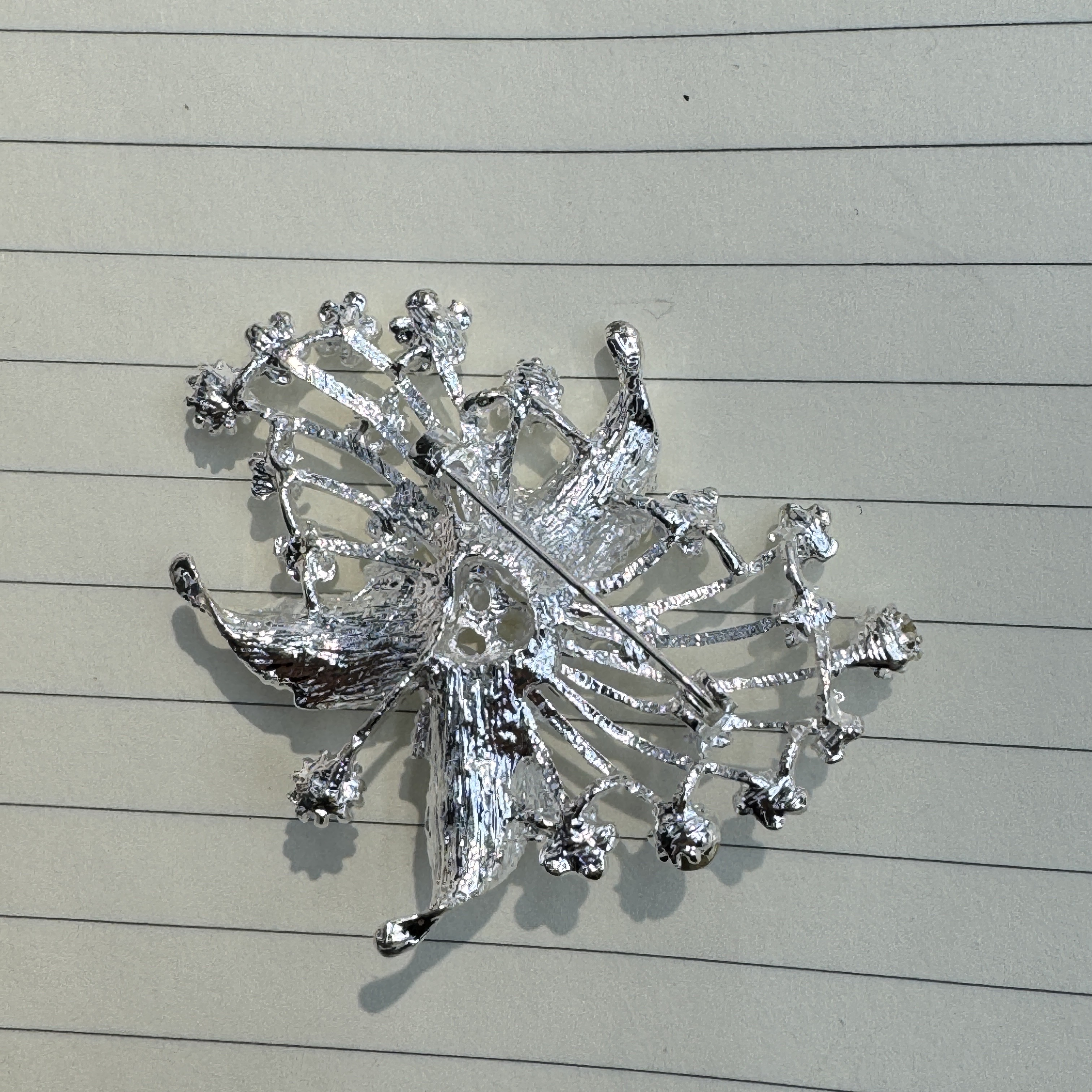 镀银胸针徽章 时尚女士衣饰配件 丝巾扣装饰品 独特设计优雅大方白底实物图