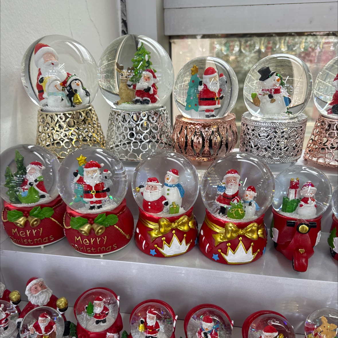 Christmas crystal balls can be placed in the office or the living room as decorative items. They are not only beautiful and attractive but also look fashionable and elegant. details Picture