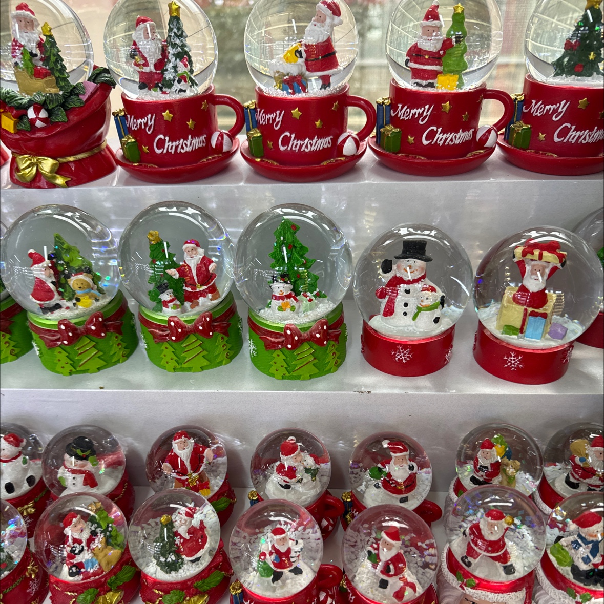 圣诞水晶球可已摆办公室，可已摆客厅当摆件好看又美观，看上去时尚大方。