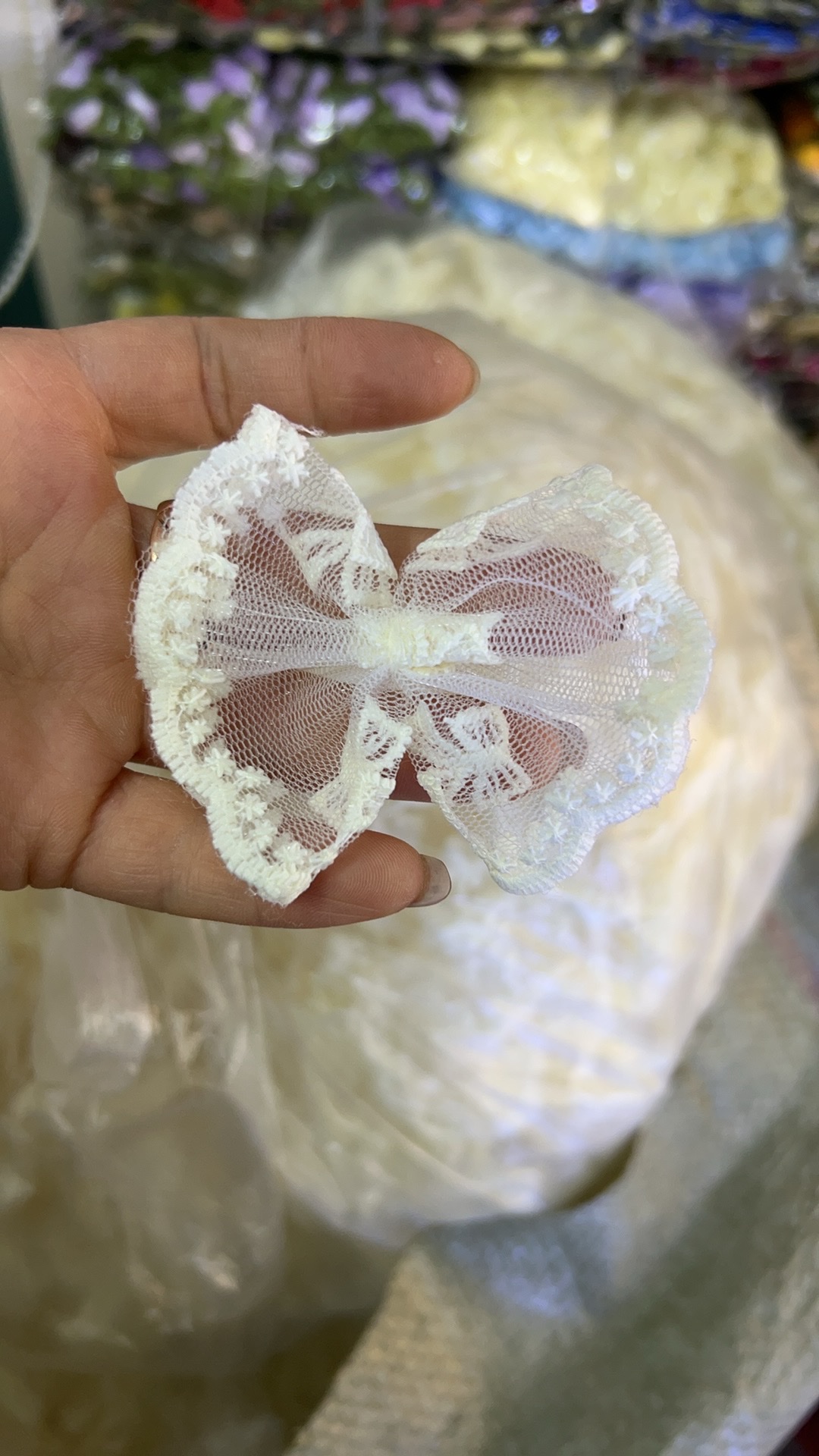 The head shape Bohemian-style accessory features a four-button design with a polyester edge strap. The J letter element adds a unique and fashionable touch to the edge strap details Picture