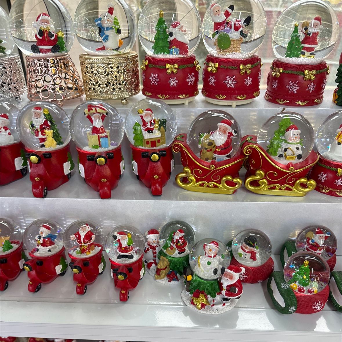 Christmas crystal balls can be placed in the office or the living room as decorative items. They are not only beautiful and attractive but also look fashionable and elegant. Specification image