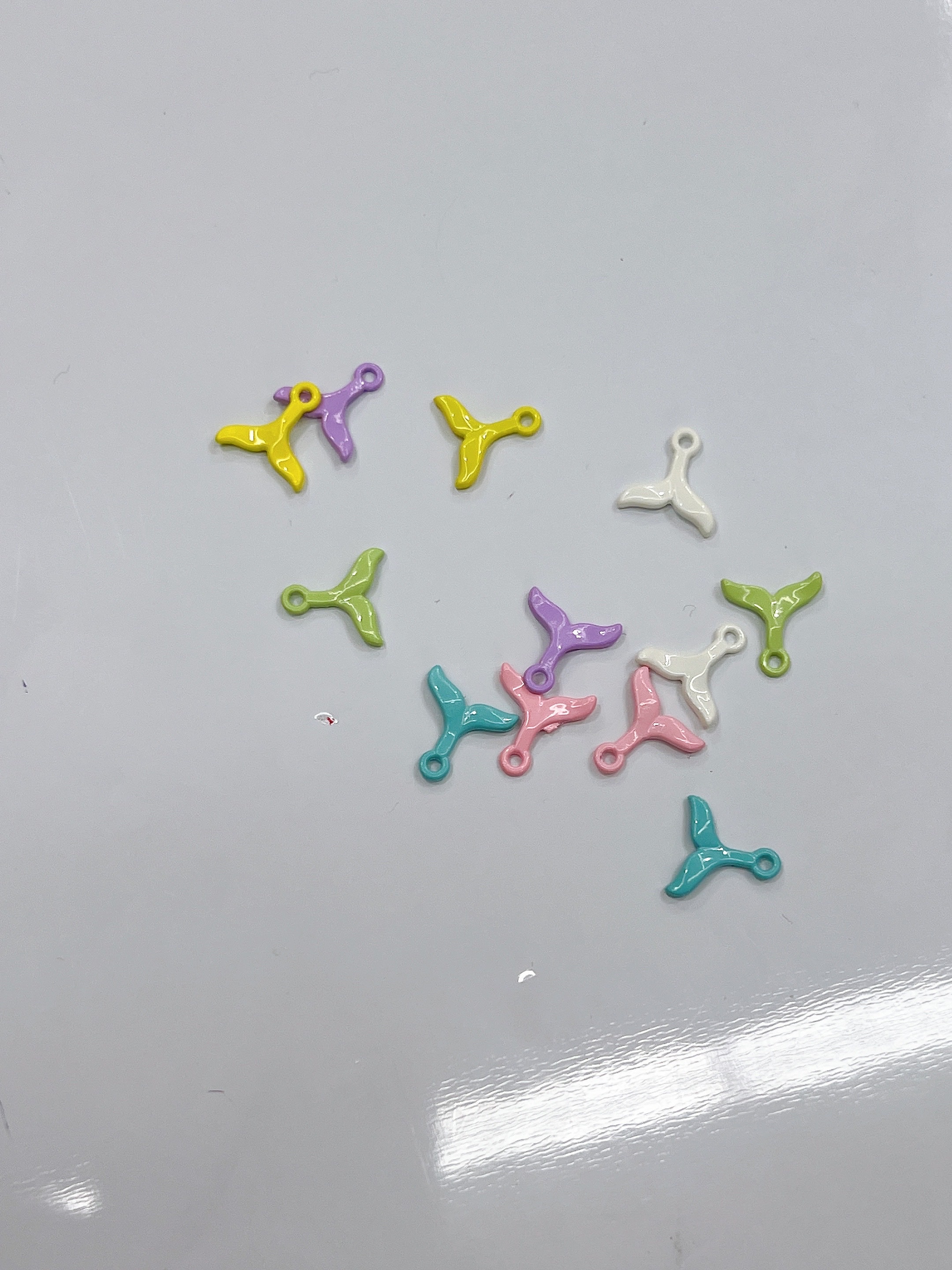 Zinc alloy jewelry accessories, auxiliary materials, spray-painted ocean, fresh and cute spring and summer, three-dimensional decorative pendants, DIY clothing, grand and self-created, trendy and fashionable, versatile necklaces, stud earrings, jewelry, mobile phone chains, color-preserving electroplating Application Scenario