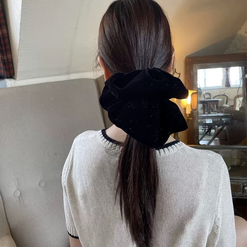 In Dongdaemun, South Korea, there are some off-the-beaten-style large intestine hair bands. These are shiny large velvet hair bands, retro hair ties, women's hair accessories, and mesh large intestine hair bands Application Scenario