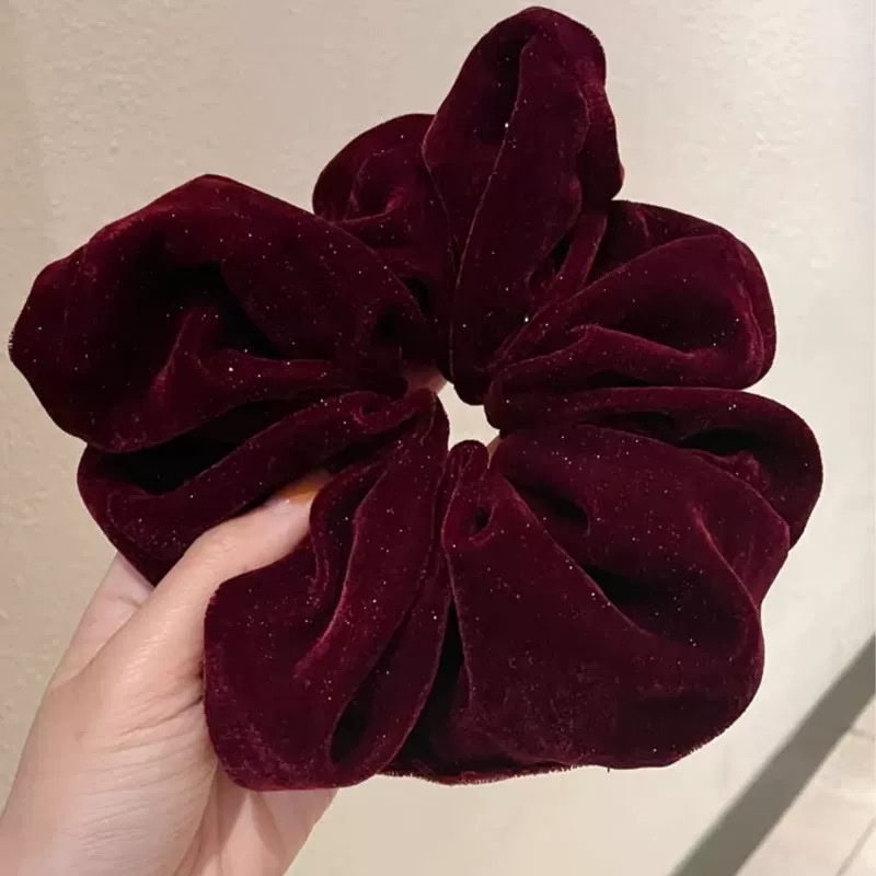 In Dongdaemun, South Korea, there are some off-the-beaten-style large intestine hair bands. These are shiny large velvet hair bands, retro hair ties, women's hair accessories, and mesh large intestine hair bands detail image 3
