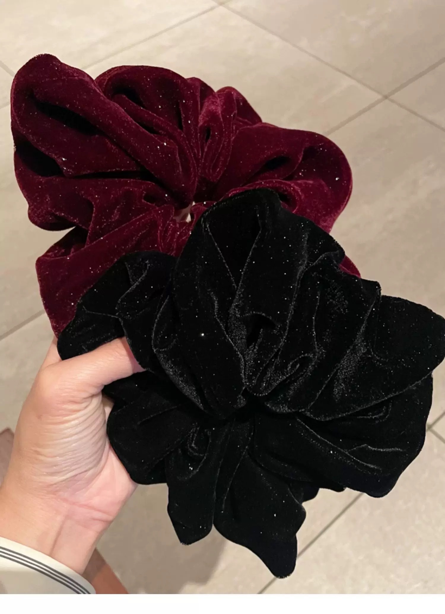 In Dongdaemun, South Korea, there are some off-the-beaten-style large intestine hair bands. These are shiny large velvet hair bands, retro hair ties, women's hair accessories, and mesh large intestine hair bands detail image 6