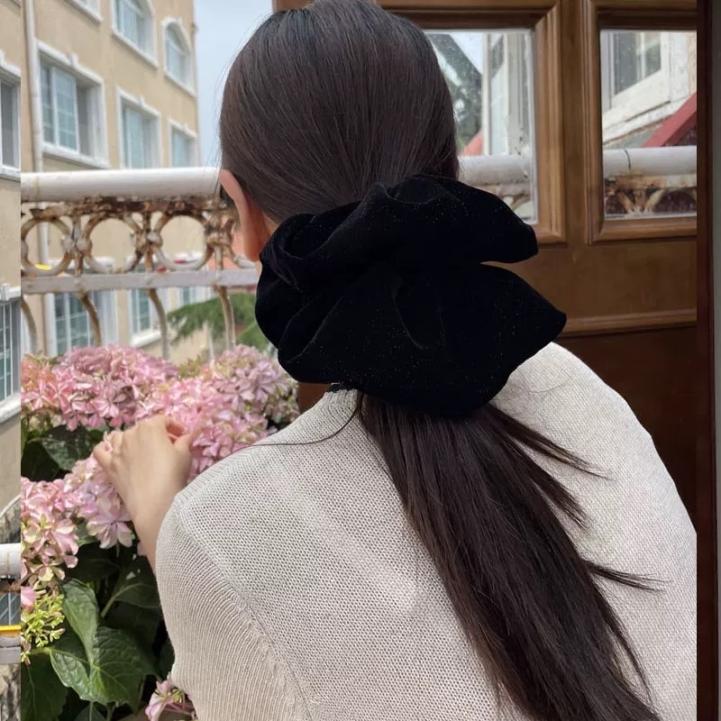 In Dongdaemun, South Korea, there are some off-the-beaten-style large intestine hair bands. These are shiny large velvet hair bands, retro hair ties, women's hair accessories, and mesh large intestine hair bands Item Picture
