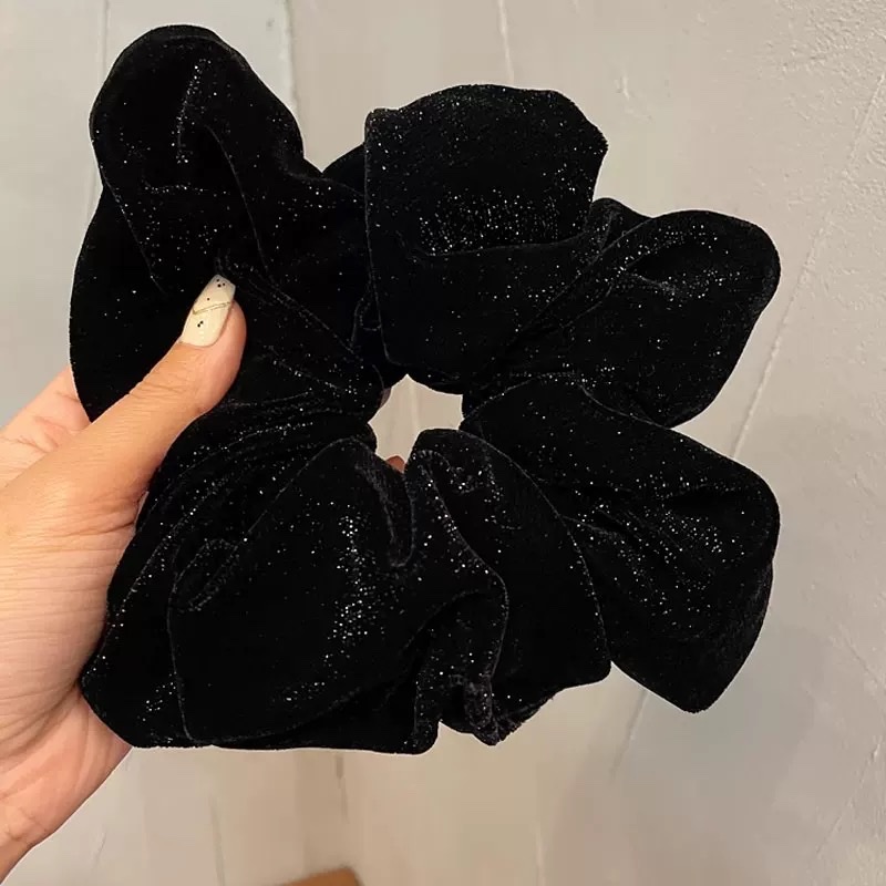 In Dongdaemun, South Korea, there are some off-the-beaten-style large intestine hair bands. These are shiny large velvet hair bands, retro hair ties, women's hair accessories, and mesh large intestine hair bands details Picture