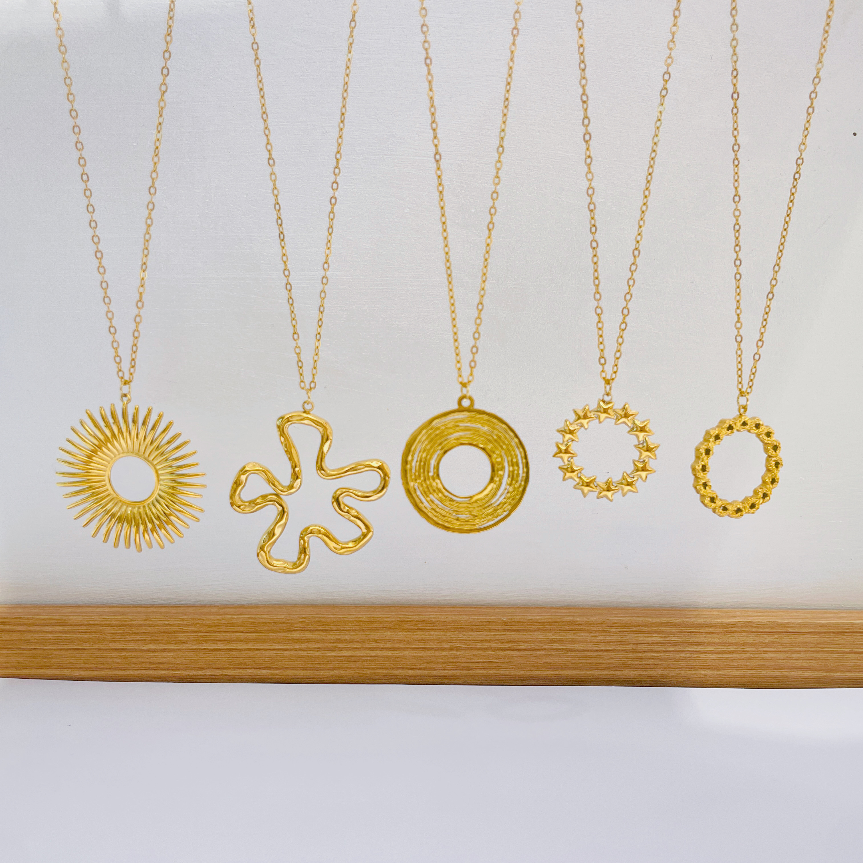 欧美轻奢高级感圆环吊坠项链钛钢饰品不掉色18K金复古锁骨链 颈链不锈钢饰品产品图