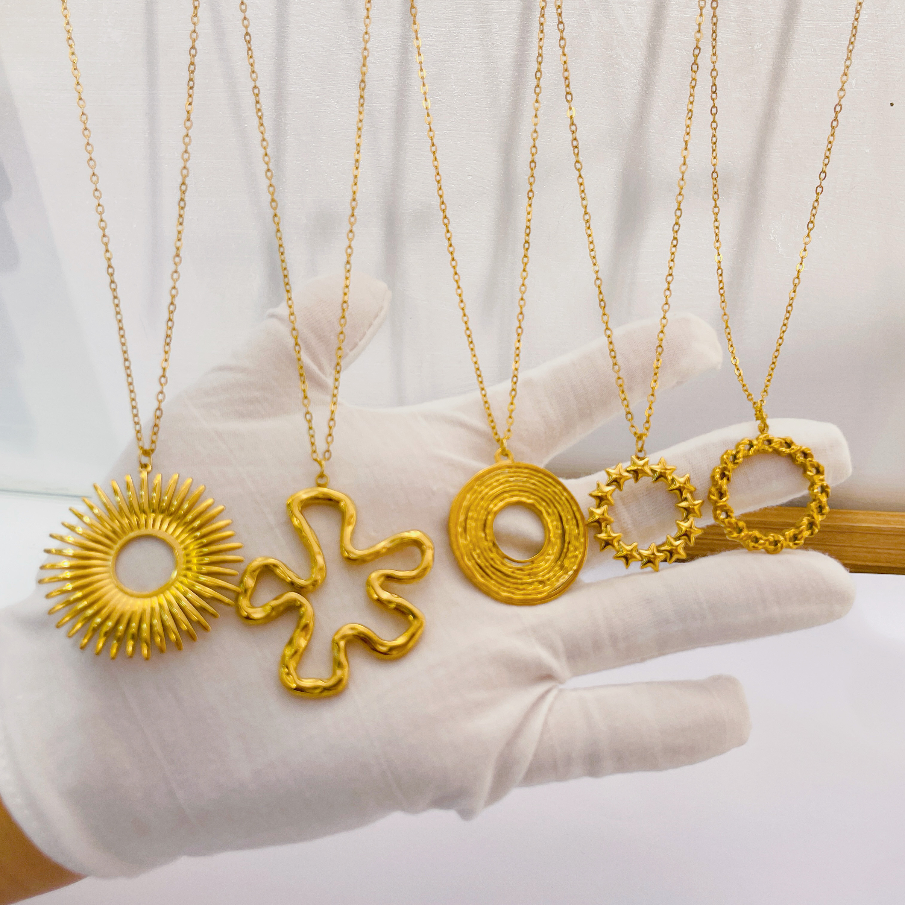 欧美轻奢高级感圆环吊坠项链钛钢饰品不掉色18K金复古锁骨链 颈链不锈钢饰品图