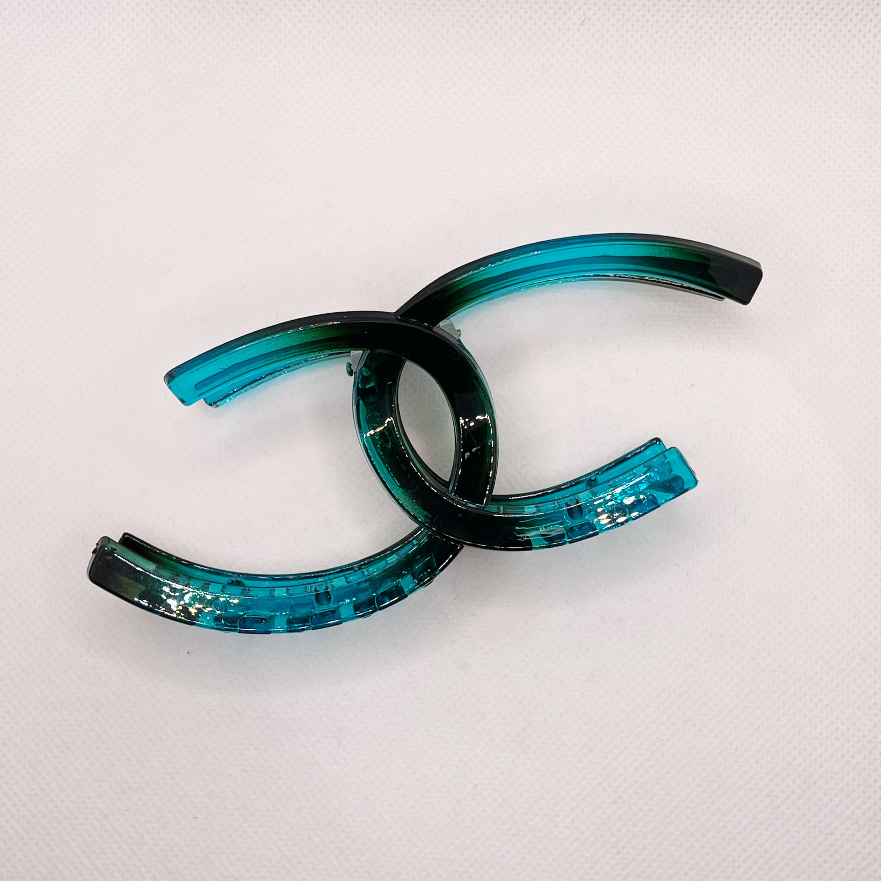 Simple solid color, individual and fashionable X-shaped girl style, rose pink grab clip, fragrant black and white lazy plate hair clip, shark clip Application Scenario