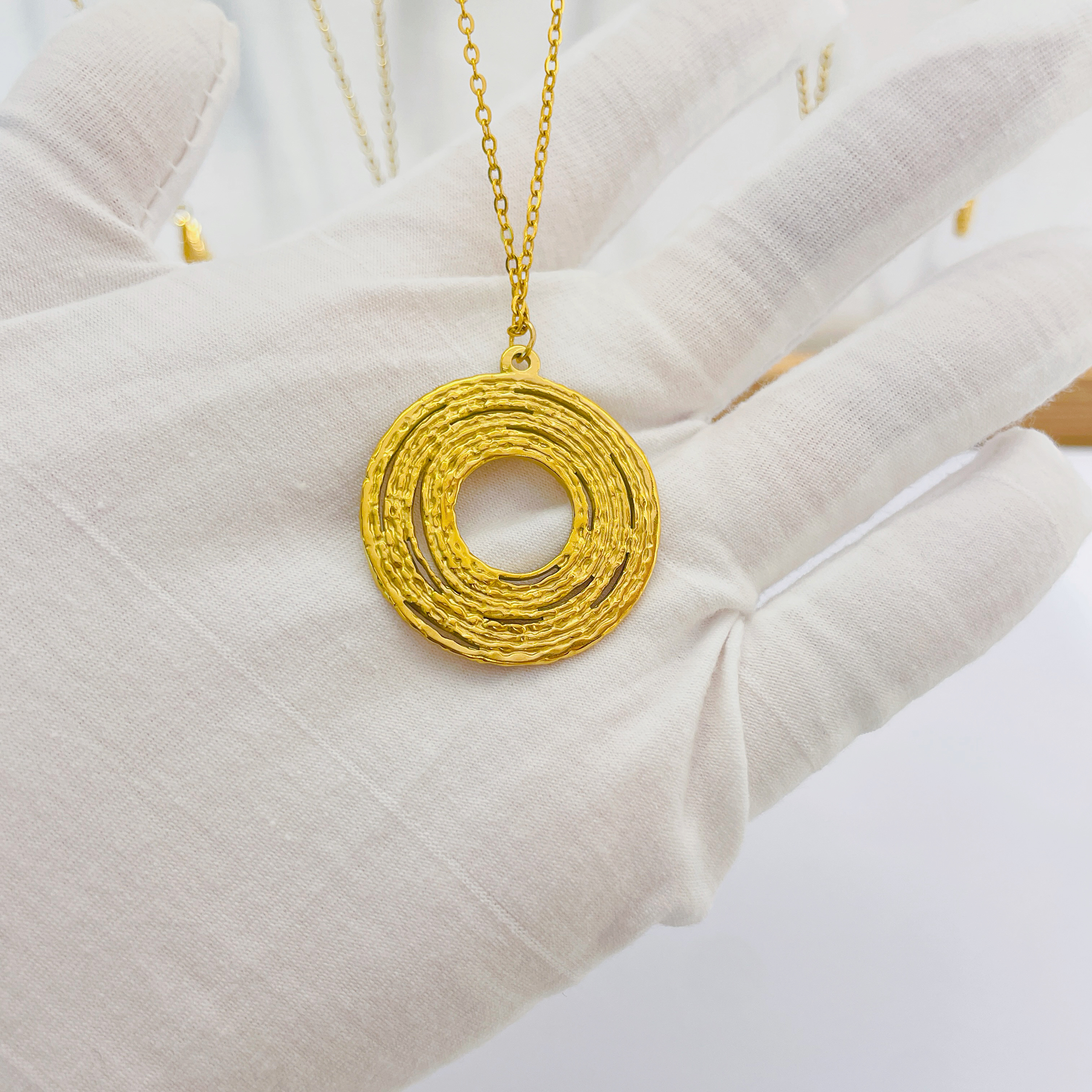 欧美轻奢高级感圆环吊坠项链钛钢饰品不掉色18K金复古锁骨链 颈链不锈钢饰品白底实物图