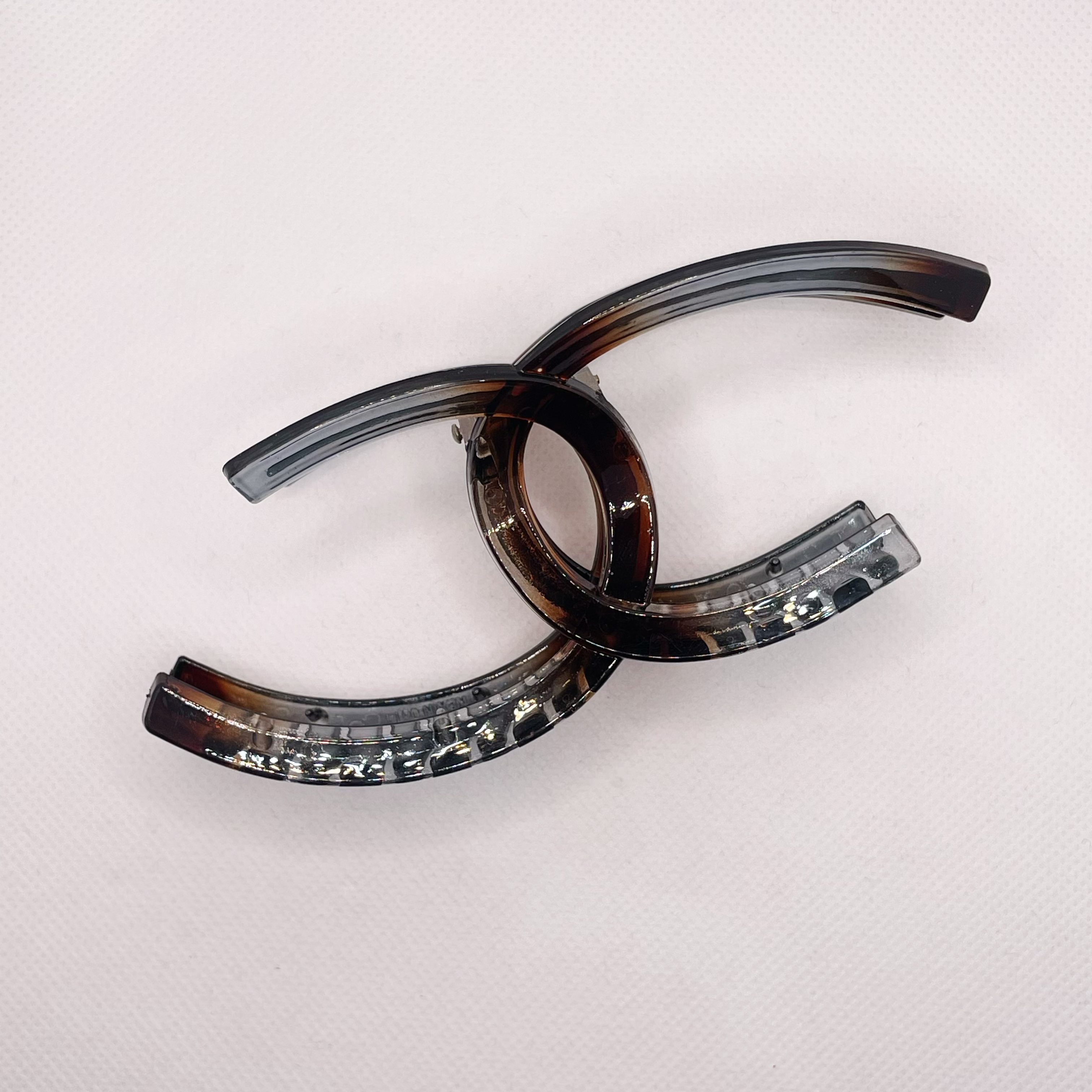 Simple solid color, individual and fashionable X-shaped girl style, rose pink grab clip, fragrant black and white lazy plate hair clip, shark clip Item Picture