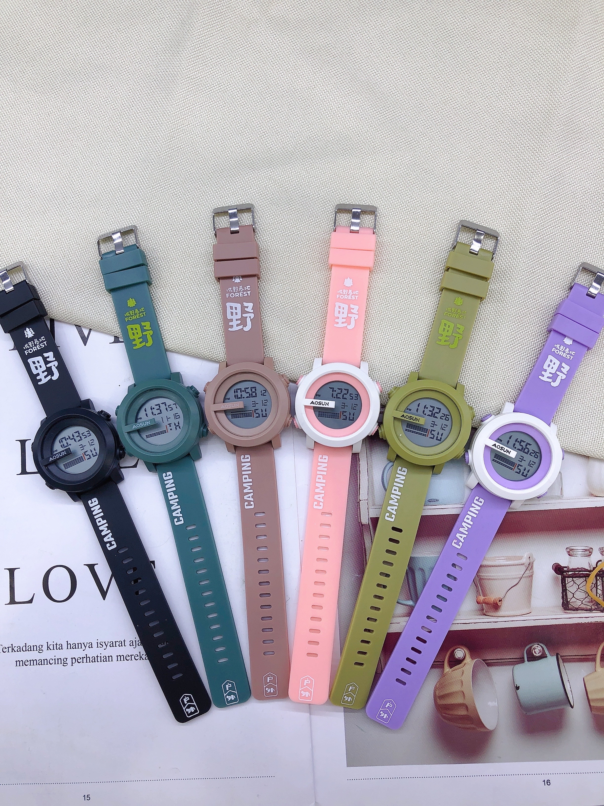 The new watch is a compact and stylish electronic watch for junior and senior high school students with a high level of appearance. It is suitable for students to take exams and has multiple functions