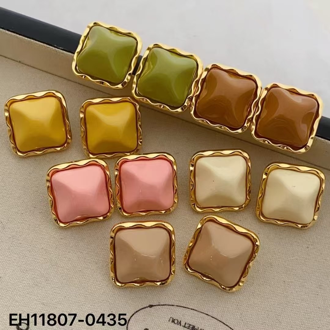 Hong Kong-style retro exaggerated fashion resin earrings for women, new simple and elegant stud earrings