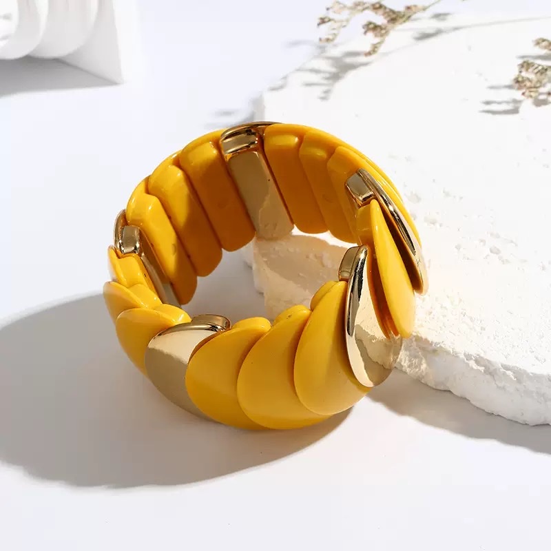 This acrylic bracelet is a fashionable accessory for women. The crystal bracelet has an exquisite inlaid design and a lustrous sheen, making it suitable for wearing in various occasions