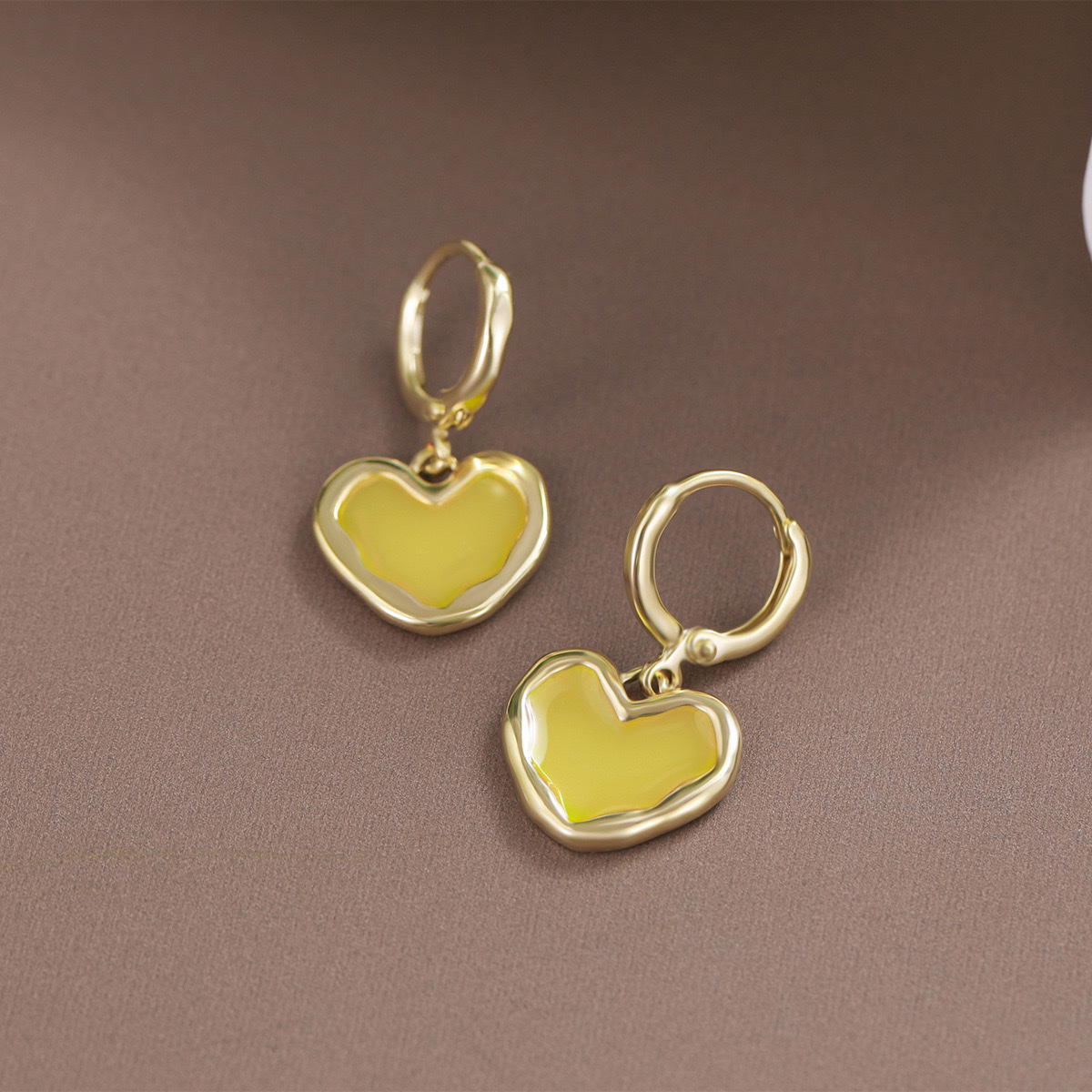 The earrings, stud earrings and other accessories are exquisite, fashionable and durable. The earrings are of the peach heart Spring style, oil-dripping, fashionable, playful and high-end Specification image