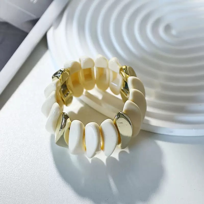 This acrylic bracelet is a fashionable accessory for women. The crystal bracelet has an exquisite inlaid design and a lustrous sheen, making it suitable for wearing in various occasions detail image 3