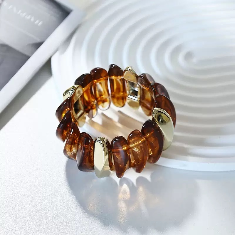 This acrylic bracelet is a fashionable accessory for women. The crystal bracelet has an exquisite inlaid design and a lustrous sheen, making it suitable for wearing in various occasions detail image 4