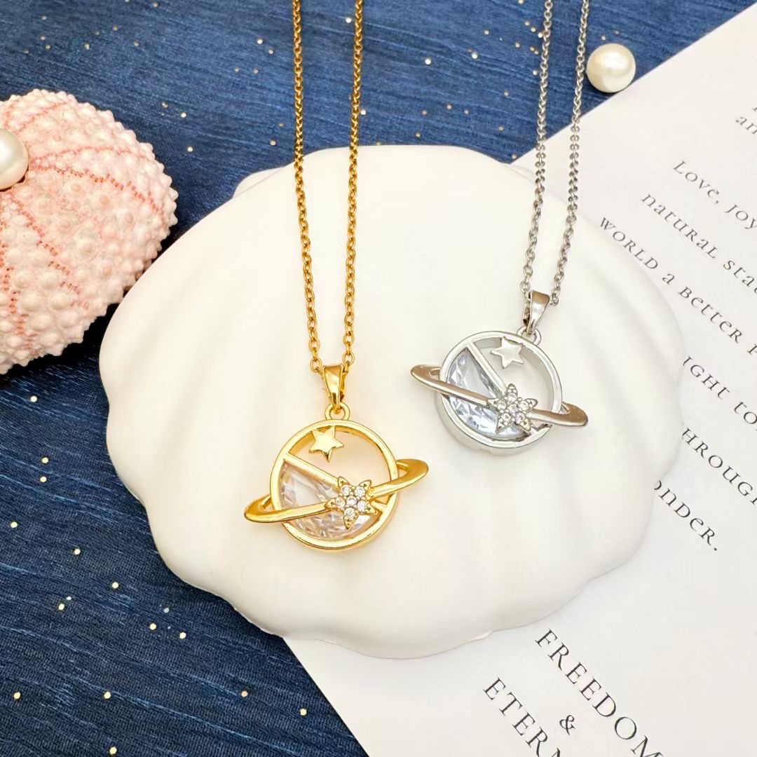 流行饰品，铜吊坠彩色水晶、铜项链条女款、拼接气质项链 ，水晶项链优雅、时尚、首饰礼品项链珍珠项链中东合金吊坠天然珍珠链珍白底实物图