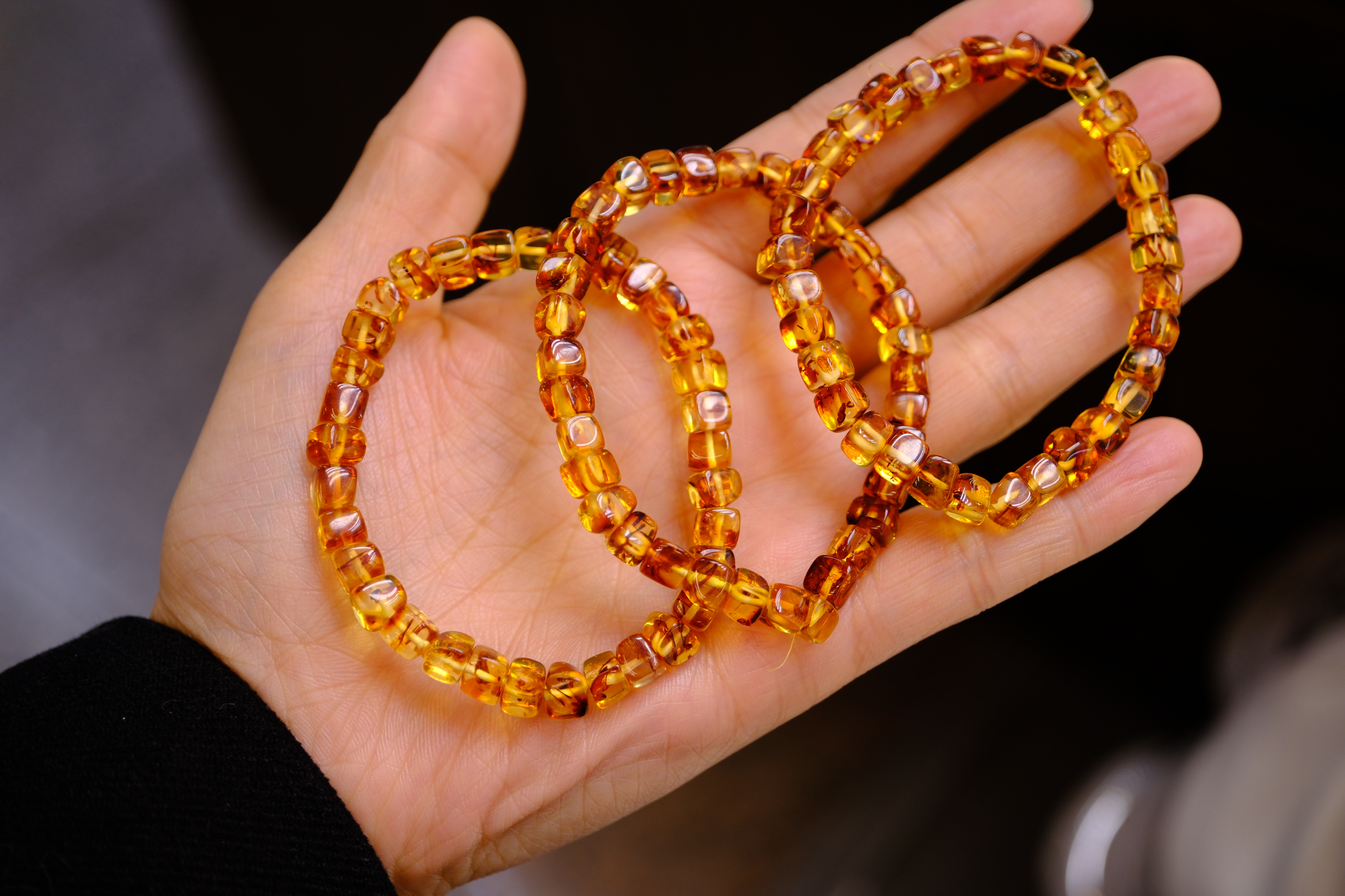 天然花珀手链 油润细腻
颜色鲜艳，形状规则
上手百搭细节图