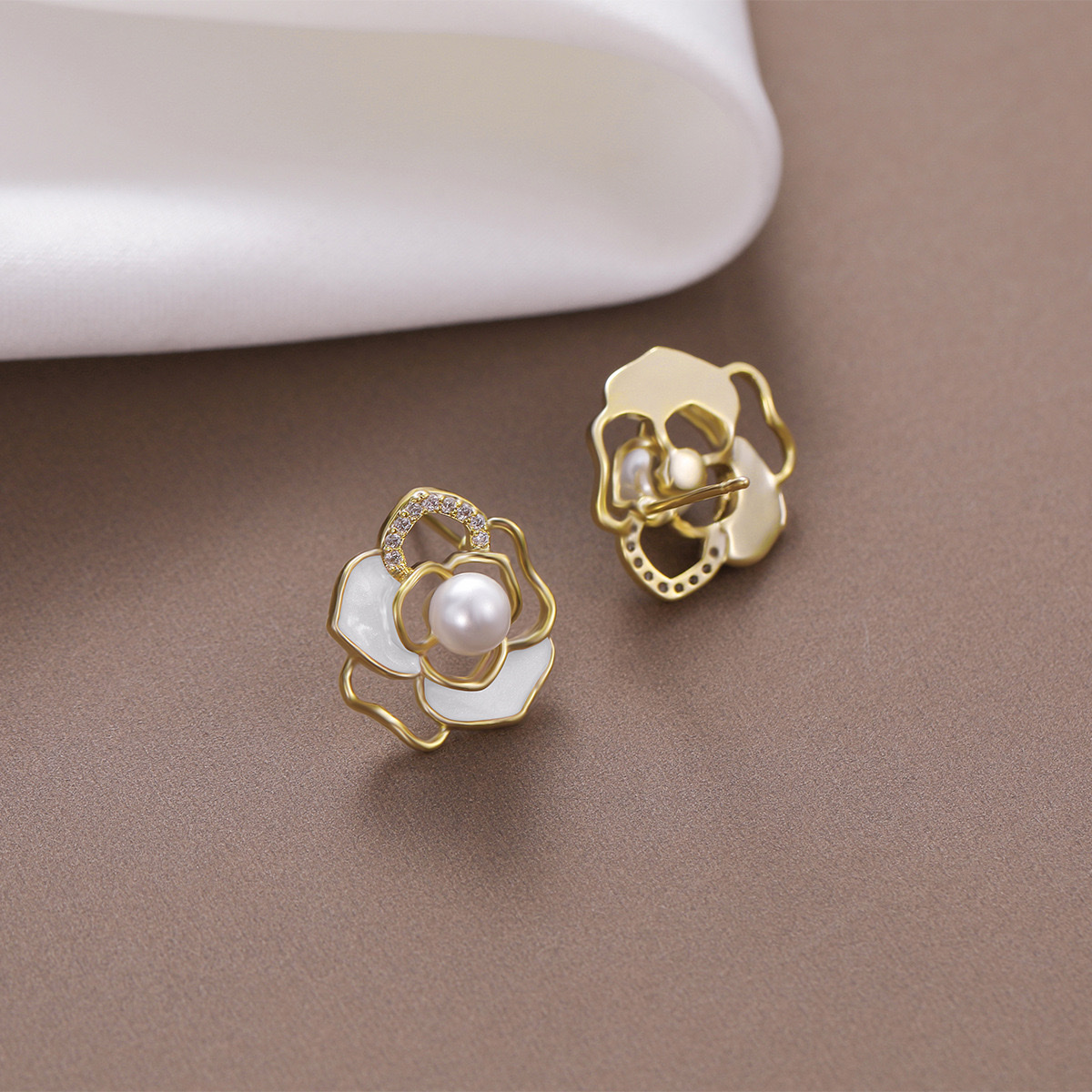 Camellia oil stud earrings are high-end, simple and fashionable stud earrings that retain color for a long time, are wear-resistant and corrosion-resistant Specification image