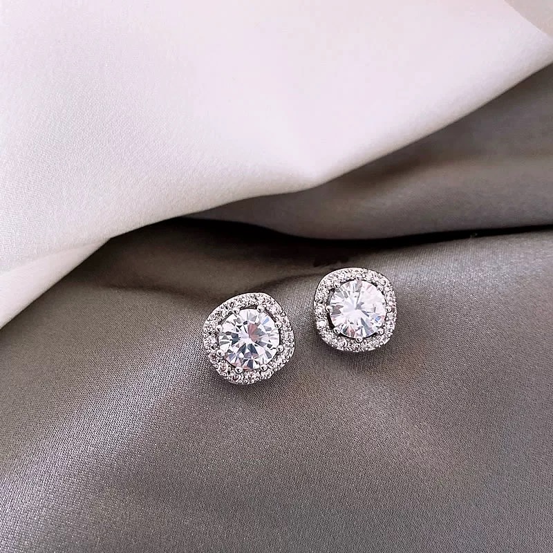 LD diamante cuadrado zircon pendientes para mujeres 2025 nuevo estilo explosivo ligero pendientes de lujo nicho de alto nivel de sentido orejeras de acero inoxidable pendientes de acero de titanio pendientes de acero Specification image