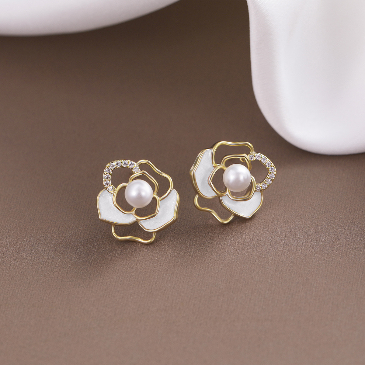 Camellia oil stud earrings are high-end, simple and fashionable stud earrings that retain color for a long time, are wear-resistant and corrosion-resistant details Picture