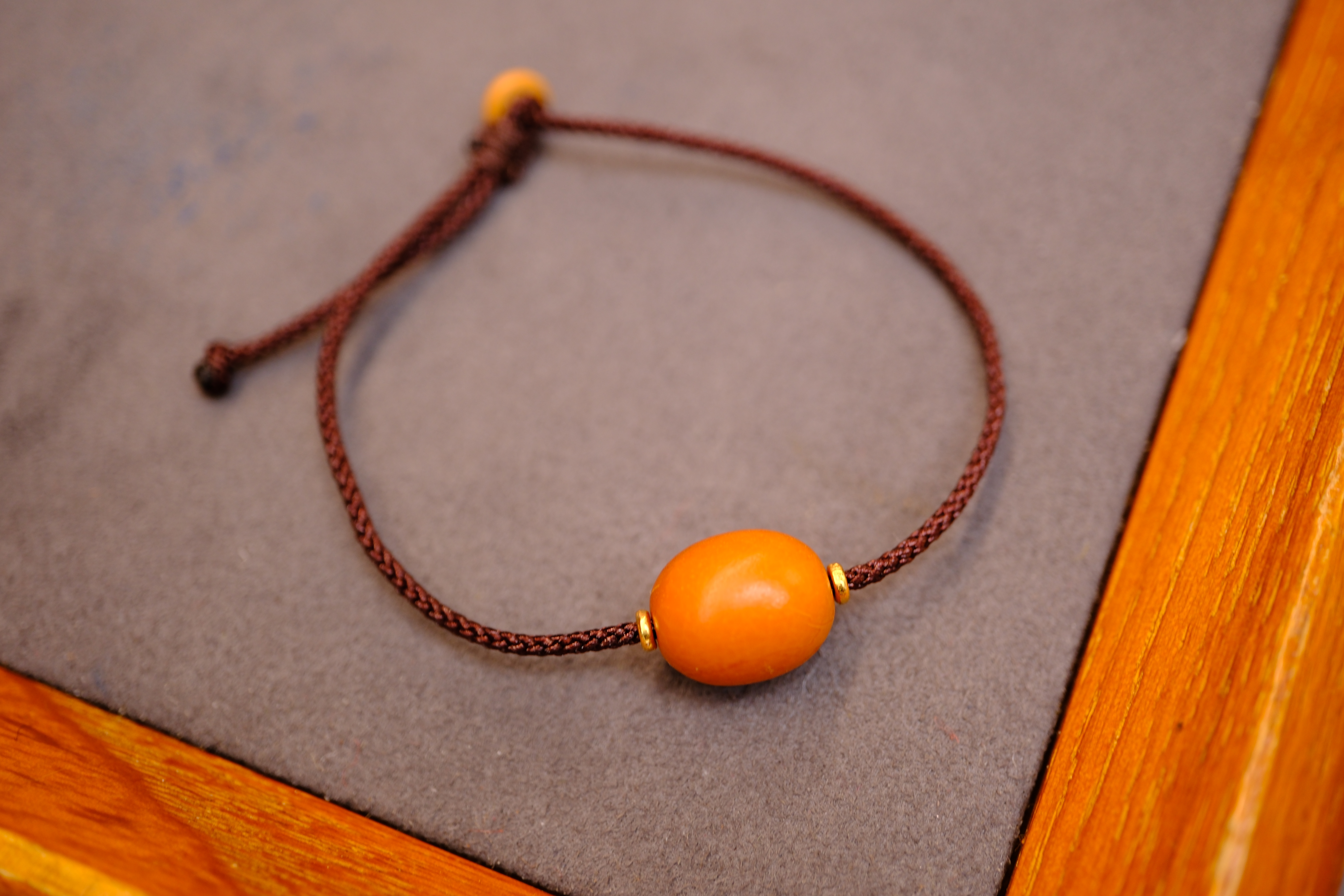 老蜜蜡手工编绳手链沉香多用款百搭
夏天必备款精致时尚百搭
产品图