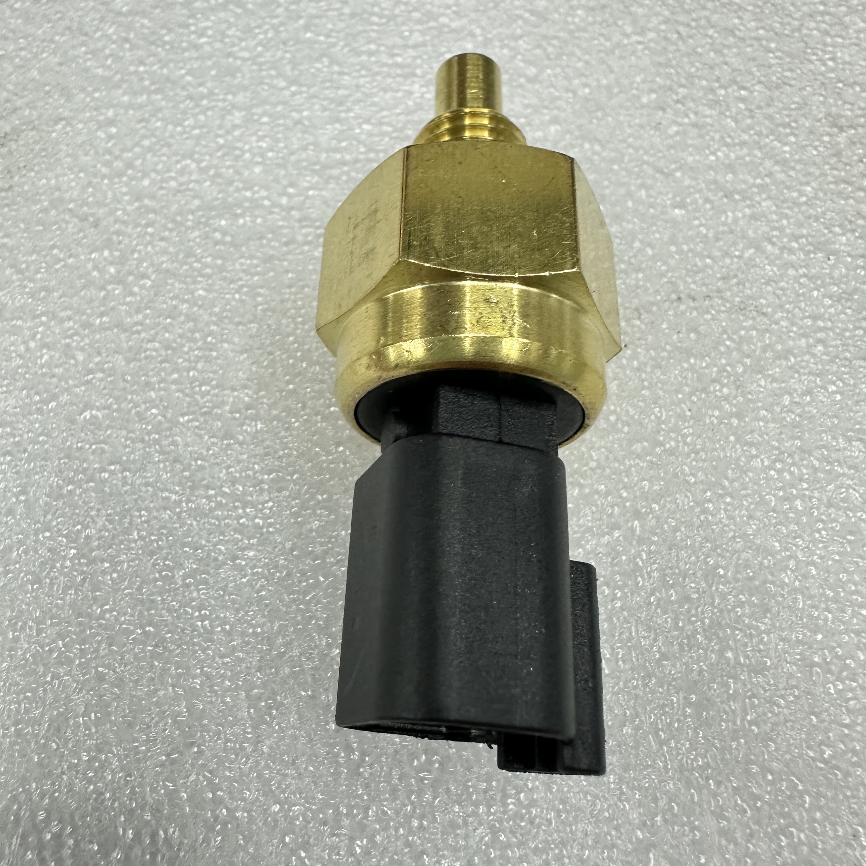 The engineering vehicle parts are suitable for JCB 2CX and 3CX temperature sensors 320/04554 from JCB Application Scenario