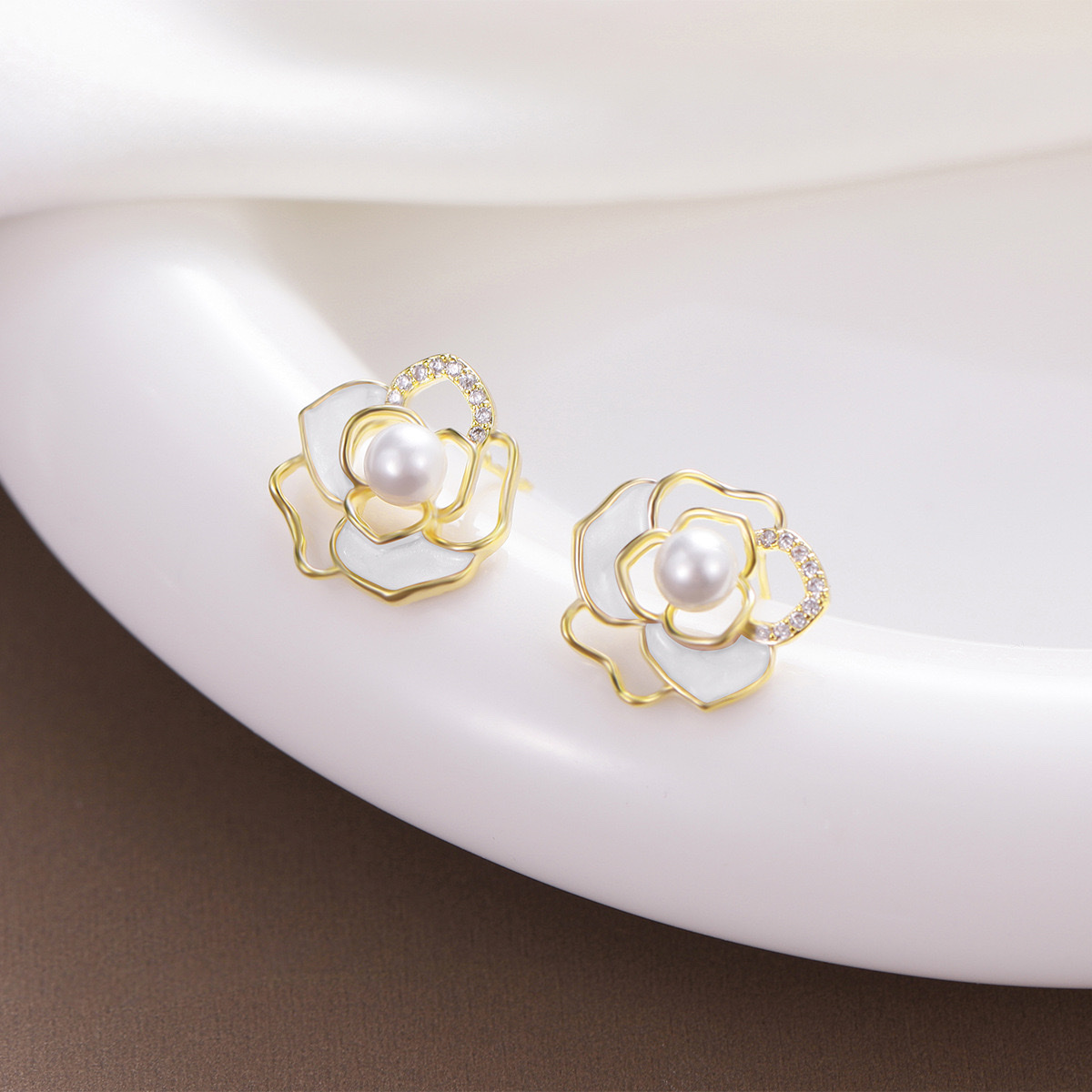 Camellia oil stud earrings are high-end, simple and fashionable stud earrings that retain color for a long time, are wear-resistant and corrosion-resistant