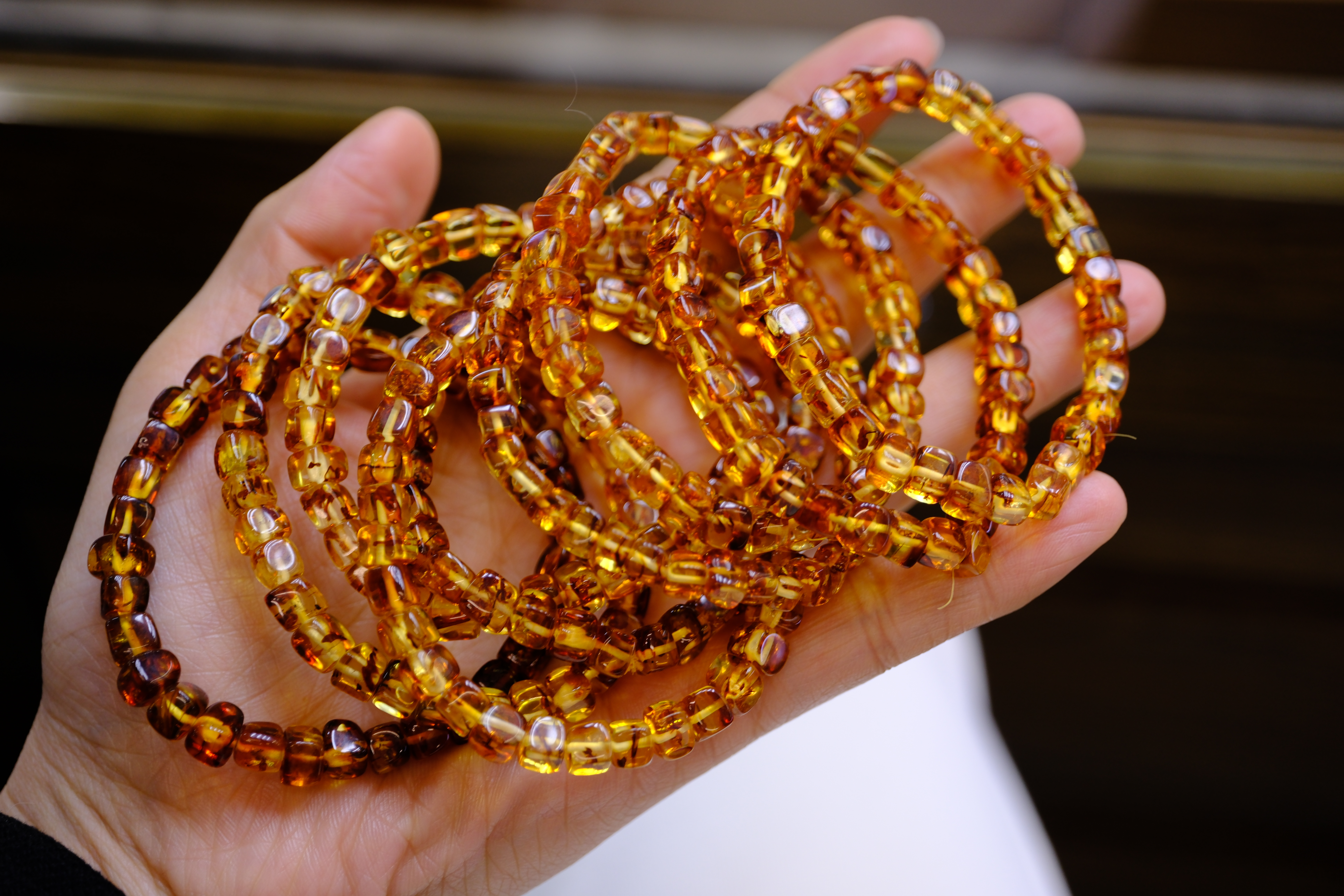 天然花珀手链 油润细腻
颜色鲜艳，形状规则
上手百搭