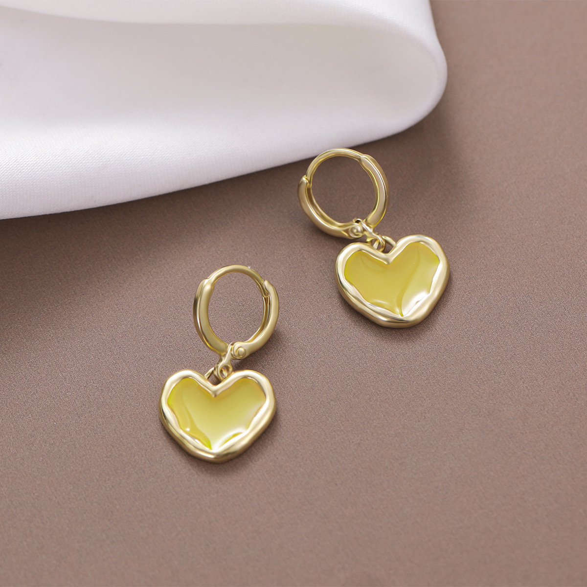 The earrings, stud earrings and other accessories are exquisite, fashionable and durable. The earrings are of the peach heart Spring style, oil-dripping, fashionable, playful and high-end details Picture