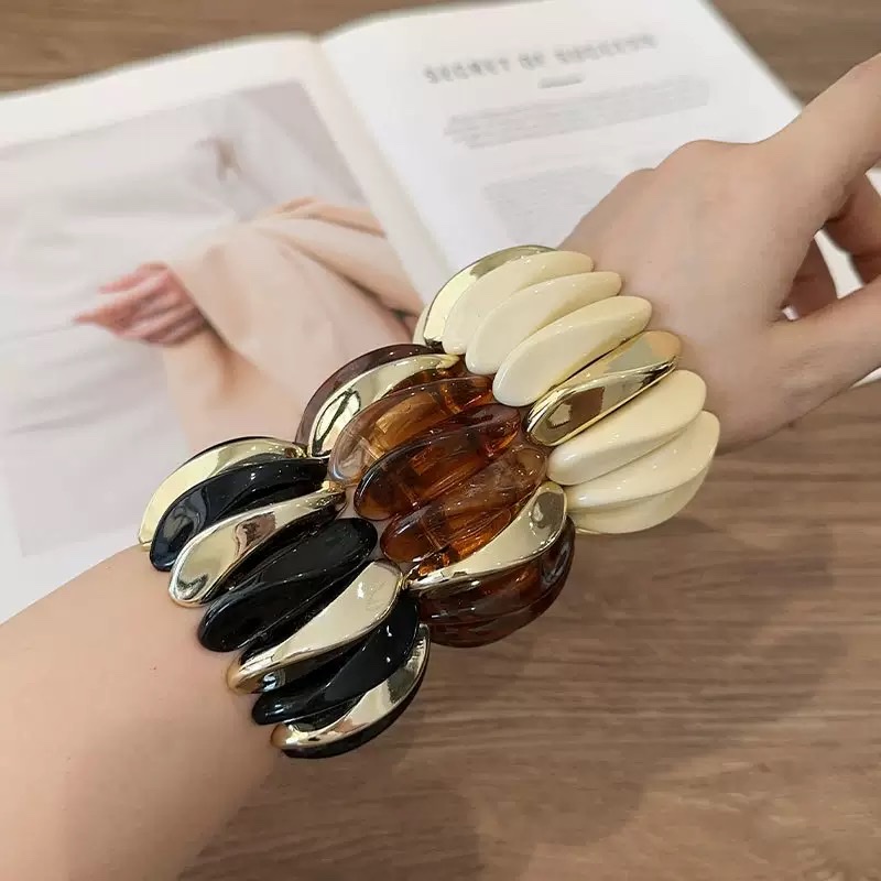 The branch bracelet is a fashionable women's accessory. The crystal bracelet is simple and elegant. The crystal element shines with a lustrous sheen Application Scenario