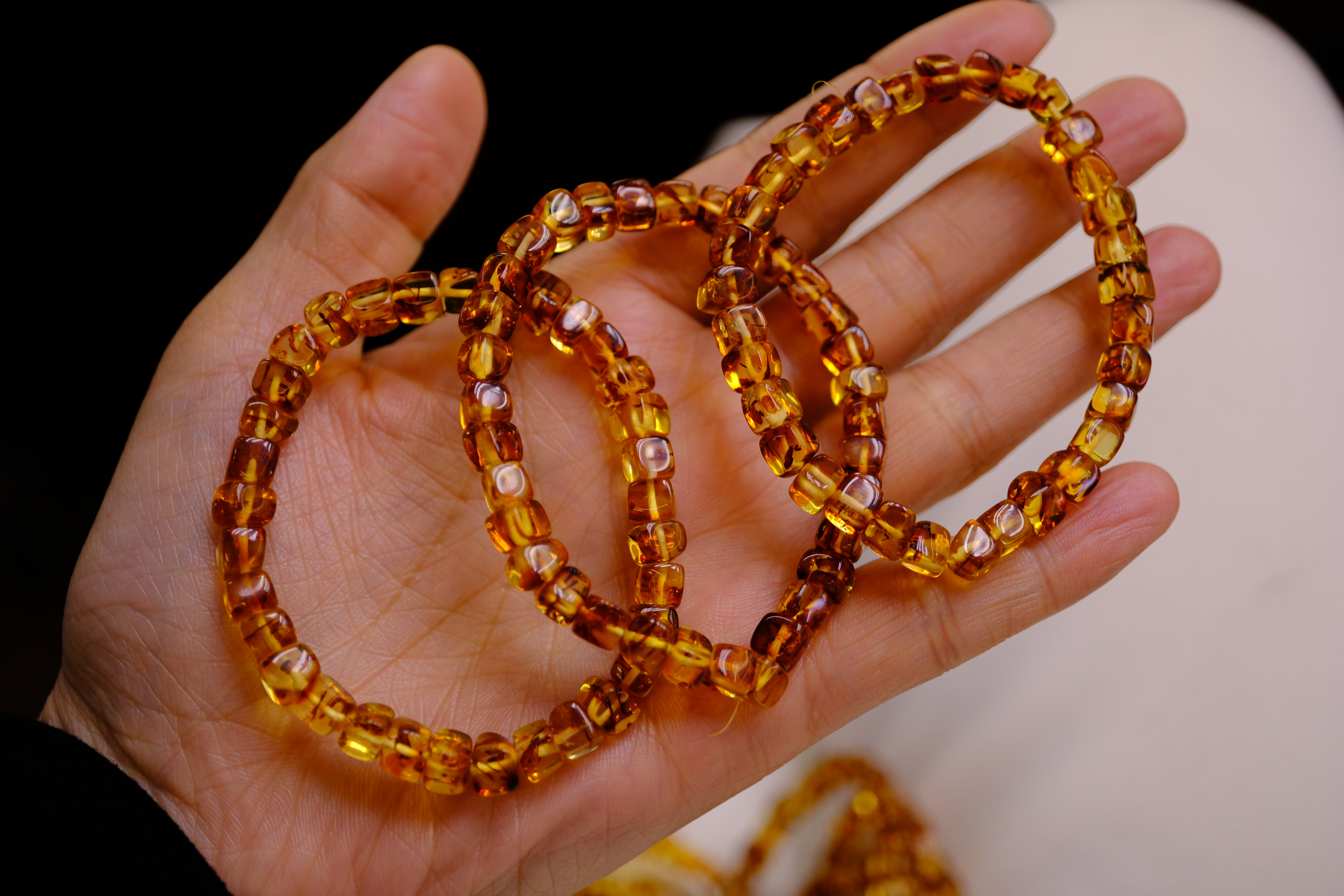 天然花珀手链 油润细腻
颜色鲜艳，形状规则
上手百搭产品图