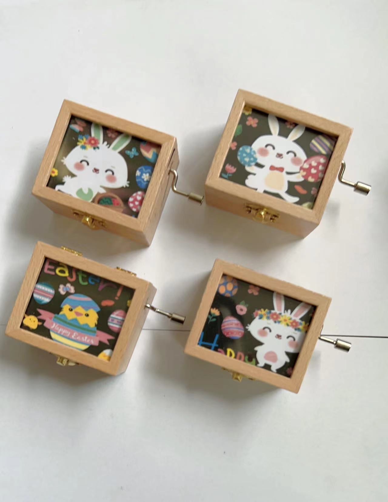 Handcrafted beech wood photo frame music box, exquisite handicraft, collectible level, unique artist design gift music box Application Scenario