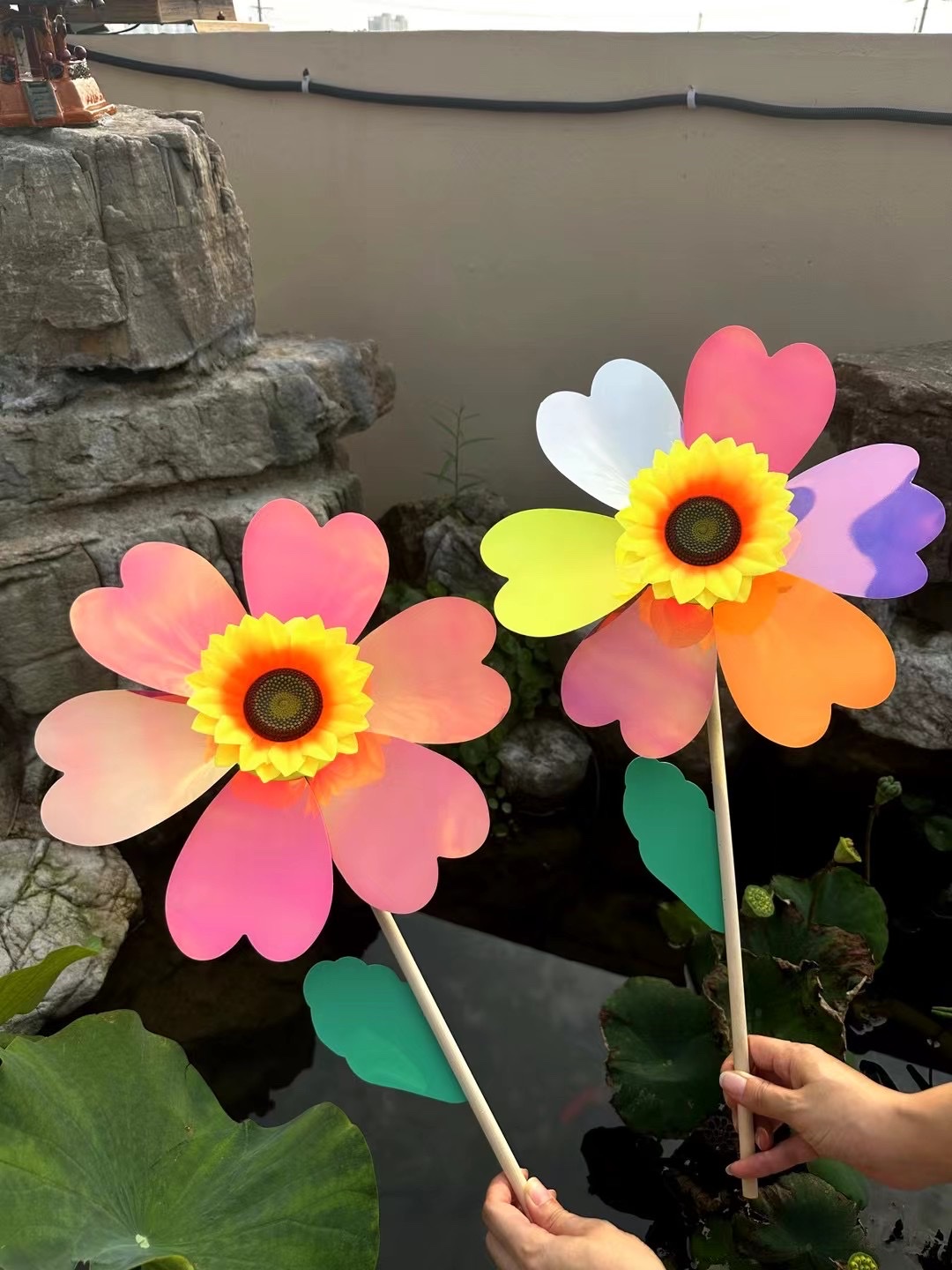 纯色风车/风车/可拆卸小喇叭/风车玩具/风车塑料杆白底实物图